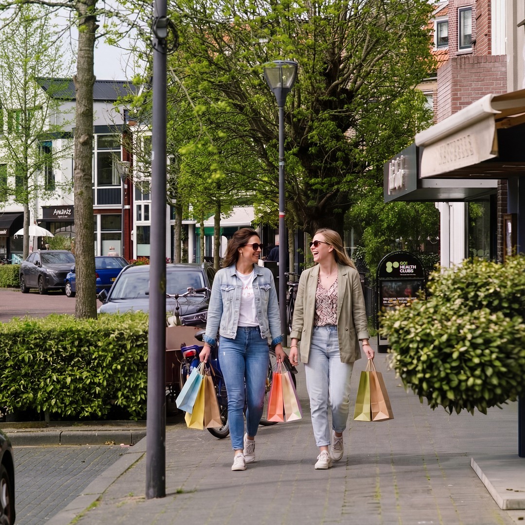 🌿 Eind mei. De dagen zijn lang. De zon schijnt op straat. Het leven is mooi, en nog mooier op de Kempenaer!
#lente #winkelgebied #dekempenaer #shoppen #winkelen #genieten #gezelligheid #shoplocal #bollenstreek #oegstgeest