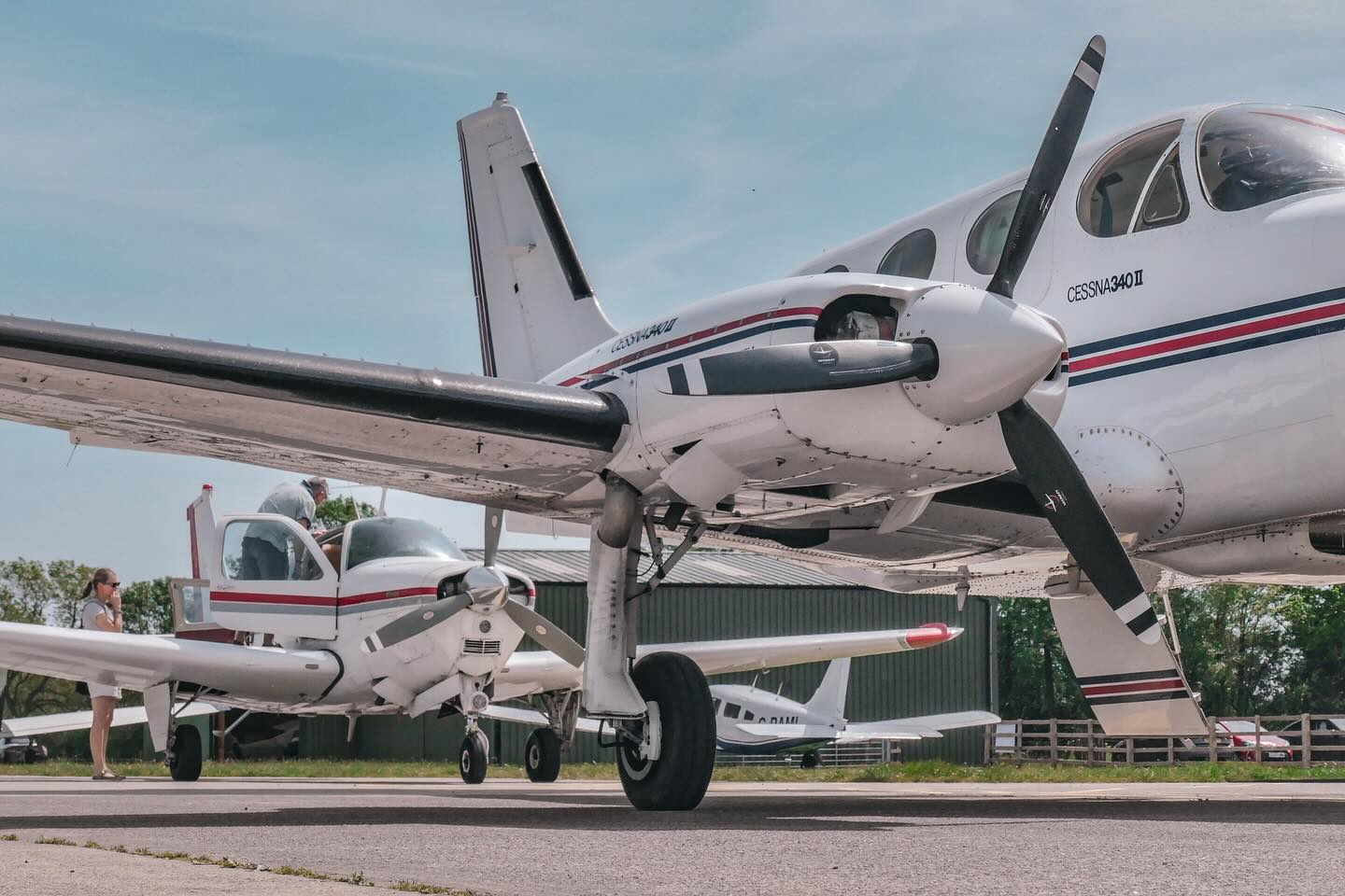 Fuel is flowing ⛽️ 💦 Two thirsty visitors in yesterday on our fuel bay one with a furry friend! #fuel #avgas #cessna #beechcraft