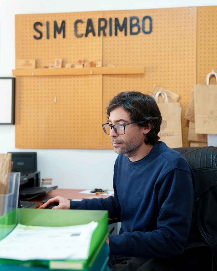 Tudo parte do ficheiro que recebemos, é com base nele que avaliamos o desenho e percebemos como vai resultar quando passa para carimbo.
⠀⠀⠀⠀⠀⠀⠀⠀⠀⠀
Antes de avançar para produção, enviamos sempre uma maquete para aprovação, permitindo que tudo esteja alinhado com o que foi pensado e que o resultado final vai funcionar como esperado.
⠀⠀⠀⠀⠀⠀⠀⠀⠀⠀
É um passo simples, mas essencial para assegurar que cada carimbo chega com a qualidade certa e pronto a ser usado 😋