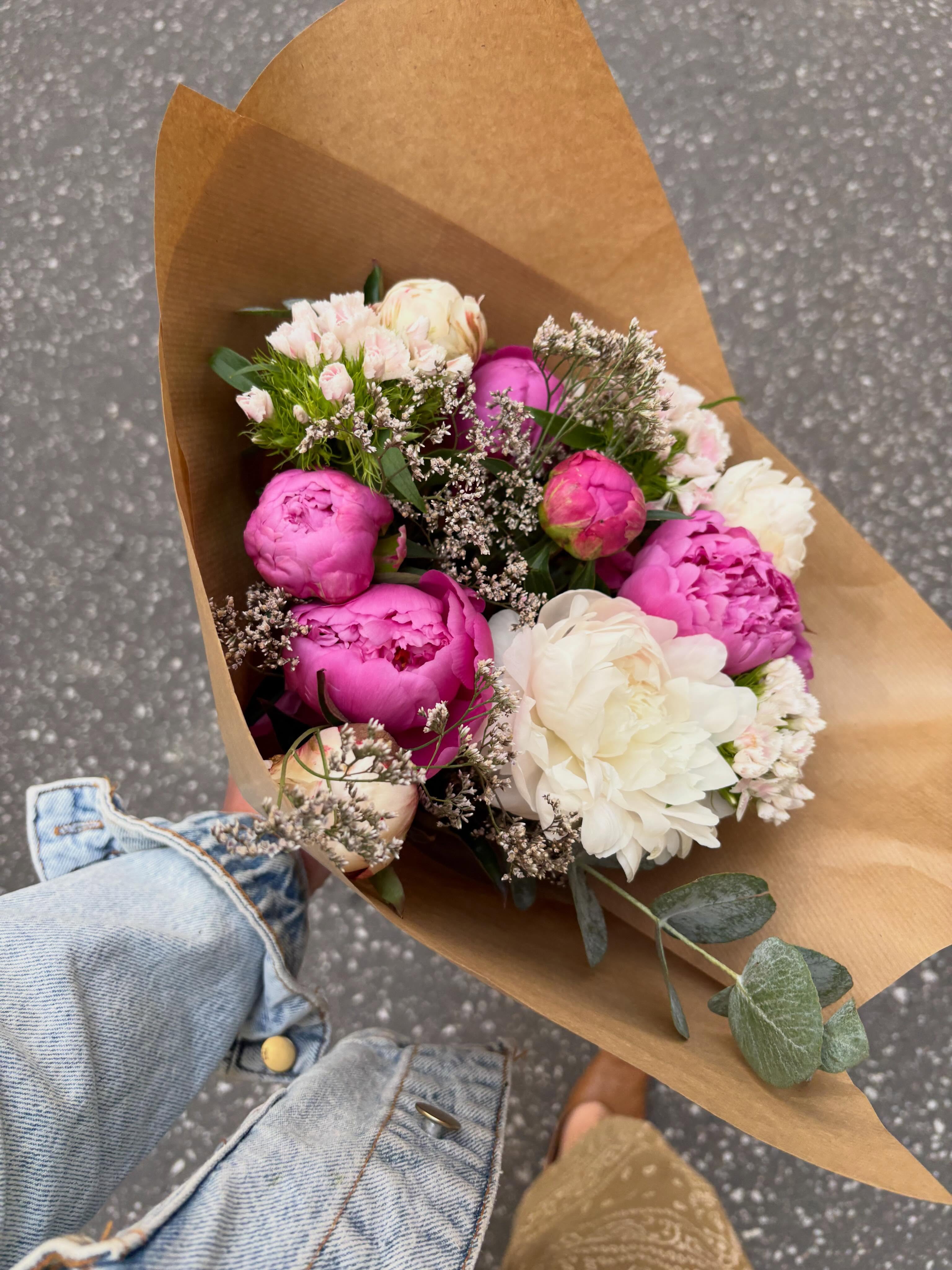 PEONIES •
Profitez encore des belles pivoines de @fayolle_fleurs aka ma productrice préférée, dans vos bouquets de fleurs de saison ! 🌸🌸🌸
Bon vendredi fleuri !
#fleuristelyon #pivoines #collectifdelafleurfrançaise #bouquet