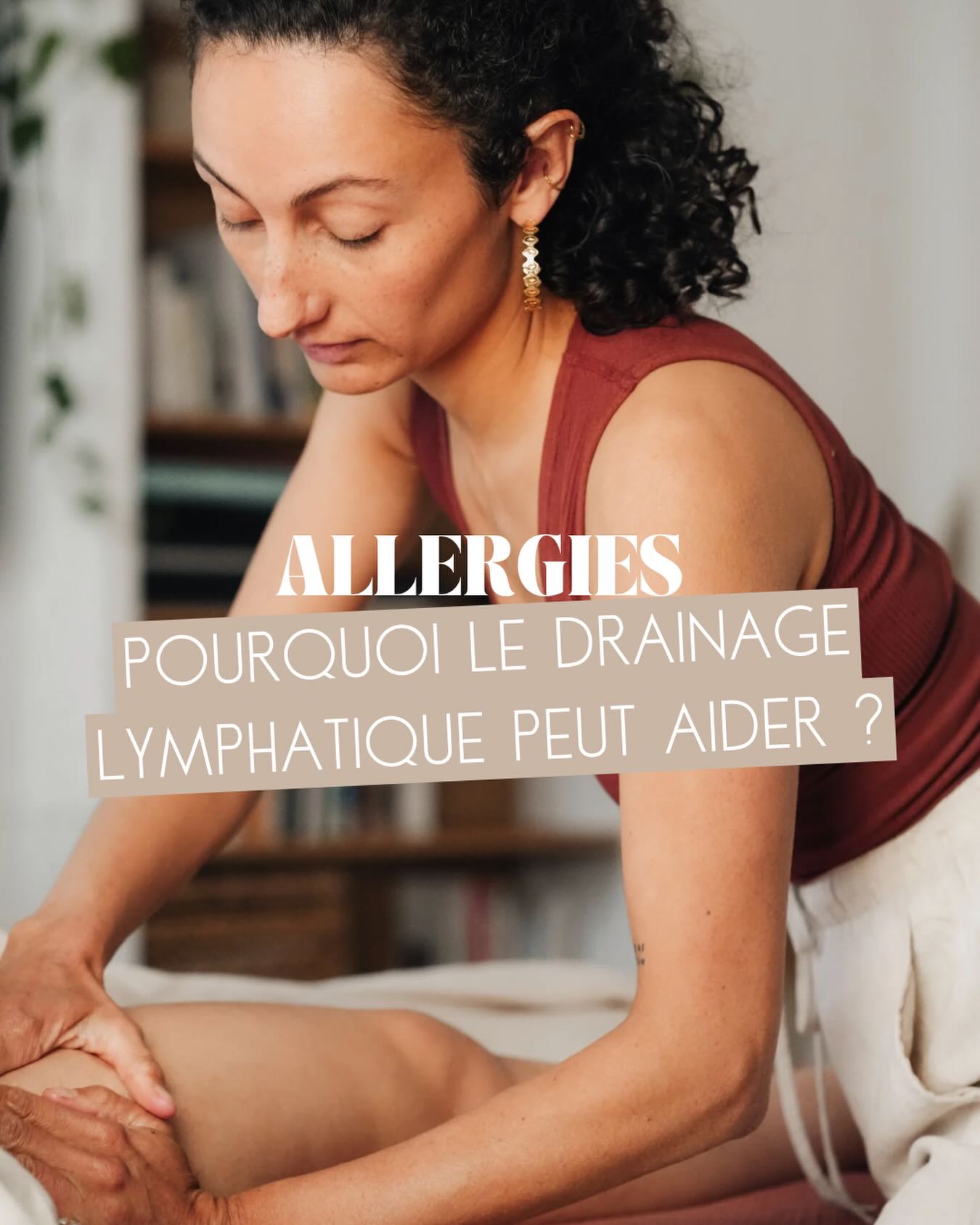 Après mon dernier post sur le lien entre allergies et rétention d’eau, je voulais aussi vous expliquer pourquoi le drainage lymphatique peut être intéressant dans ce contexte 🌿
Quand le corps réagit aux allergènes, il libère notamment de l’histamine et active une réponse inflammatoire importante.
L’histamine augmente la perméabilité des vaisseaux :
les liquides passent alors plus facilement vers les tissus.
Mais le système lymphatique ne gère pas seulement ces excès de liquides.
Il aide aussi à récupérer et transporter :
- molécules inflammatoires
- protéines
- déchets cellulaires
- cellules immunitaires
Et pendant les allergies… cette charge augmente.
Le drainage lymphatique peut alors aider à :
- soutenir la circulation de la lymphe
- accompagner le retour des fluides et l’évacuation des molécules inflammatoires
- diminuer la sensation de stagnation et de congestion
C’est souvent pour ça qu’en période allergique, certaines femmes se sentent mieux et plus légères après un drainage ✨