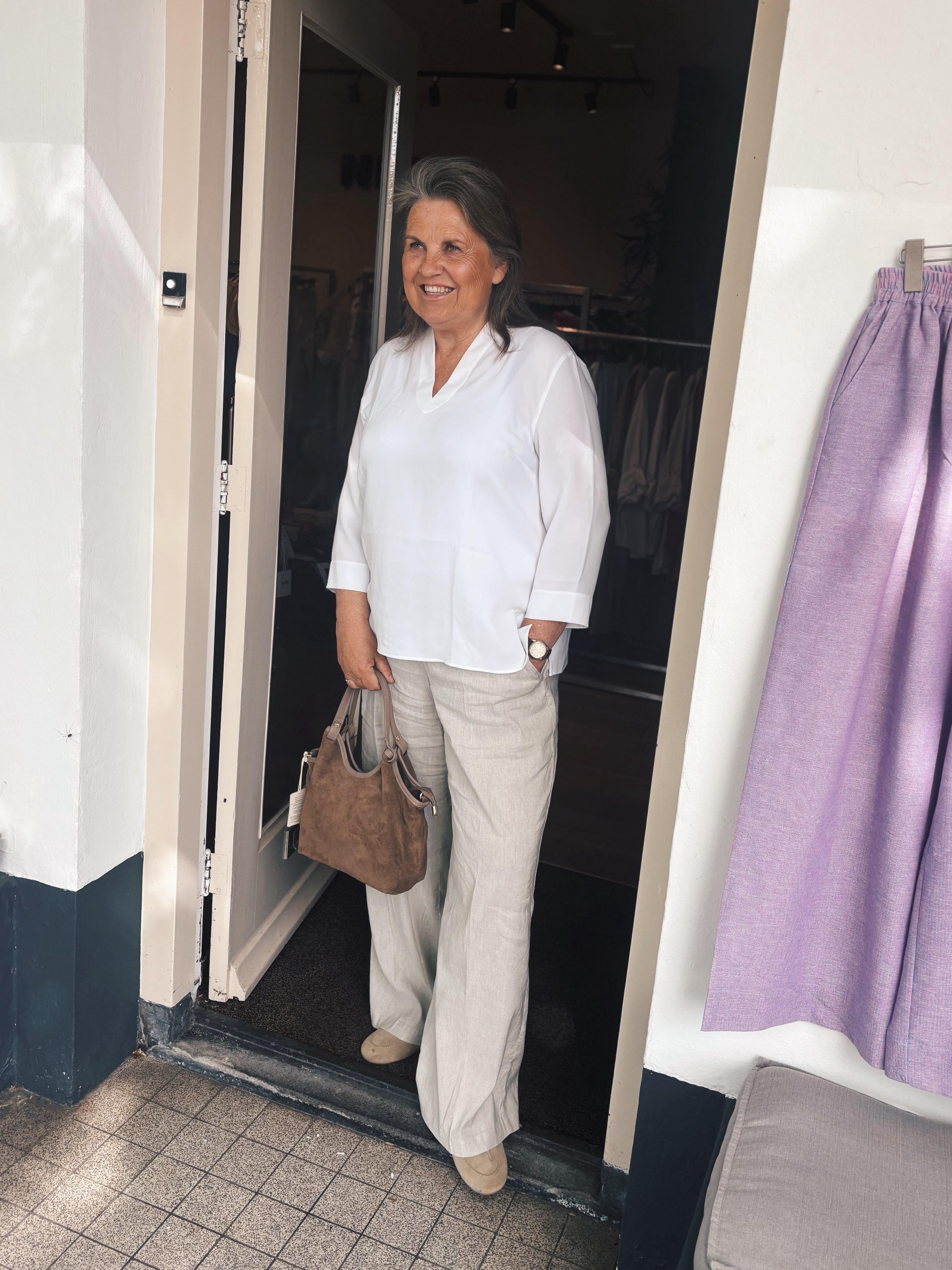 Lonneke draagt vandaag de heerlijke linnenmix pantalon van Rosner, echt een prachtige pasvorm! Een musthave tijdens deze zomerse temperaturen ☀️ verkrijgbaar in ecru en donkerblauw
De witte blouse is van Windsor en de tas nieuw suede