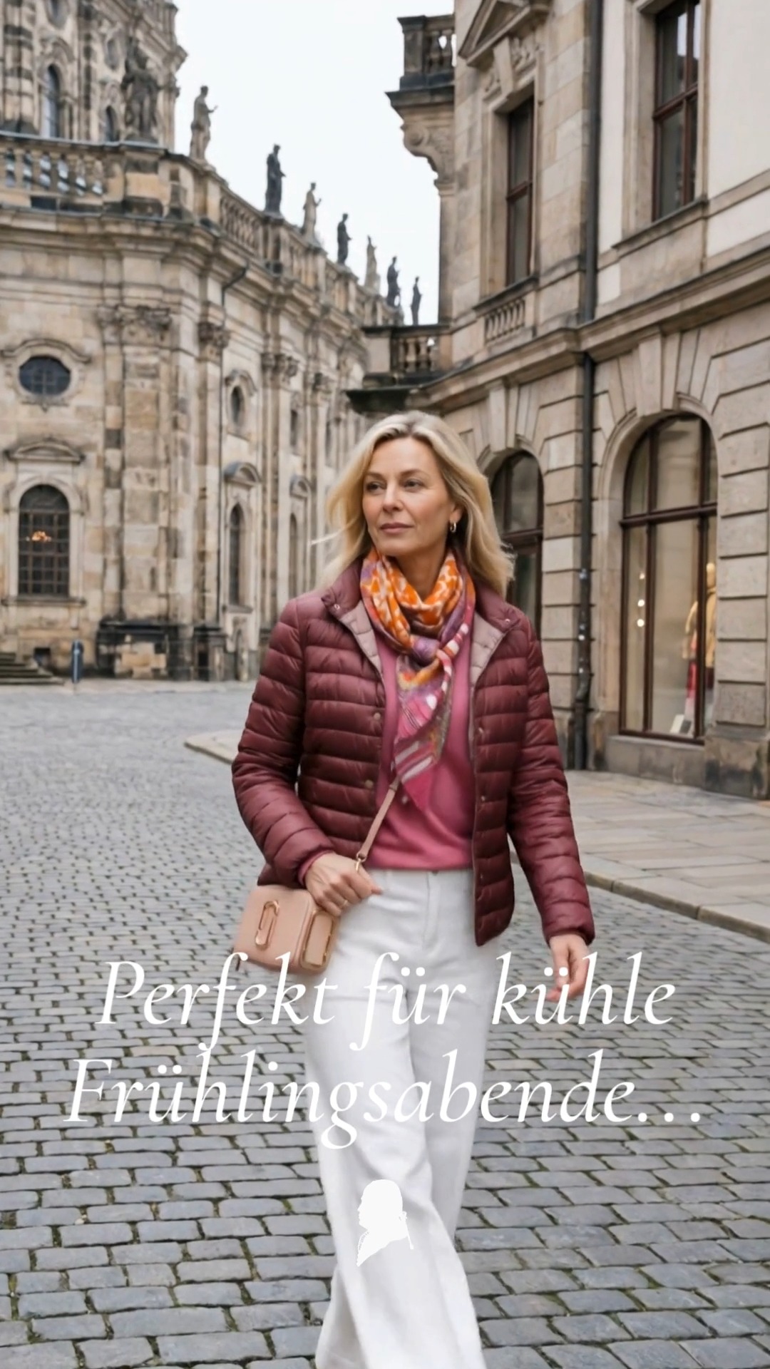 Perfektes Outfit für kühle Frühlingsabende in Dresden: weiße Jeans von @seafarer_since1896 dazu die wendbare leichte Daunenjacke von @herno in kräftigem Pink und ein kurzärmeliger Kaschmirpullover von FTCCashmere. Abgerundet mit dem Seidentuch von @mycodello und der ikonischen Snapshot Bag von @marcjacobs
Leicht, elegant und genau richtig für lange Abende zwischen Altstadt, Dinner und einem letzten Glas Wein.
#SilbermannDresden #SpringStyle #LuxuryFashion #DresdenStyle #Herno #FTCcashmere #MarcJacobs #SeafarerJeans #Codello #LuxuryLifestyle #DresdenCity #FashionInDresden #CasualLuxury #SpringLook #DesignerFashion #ModeDresden