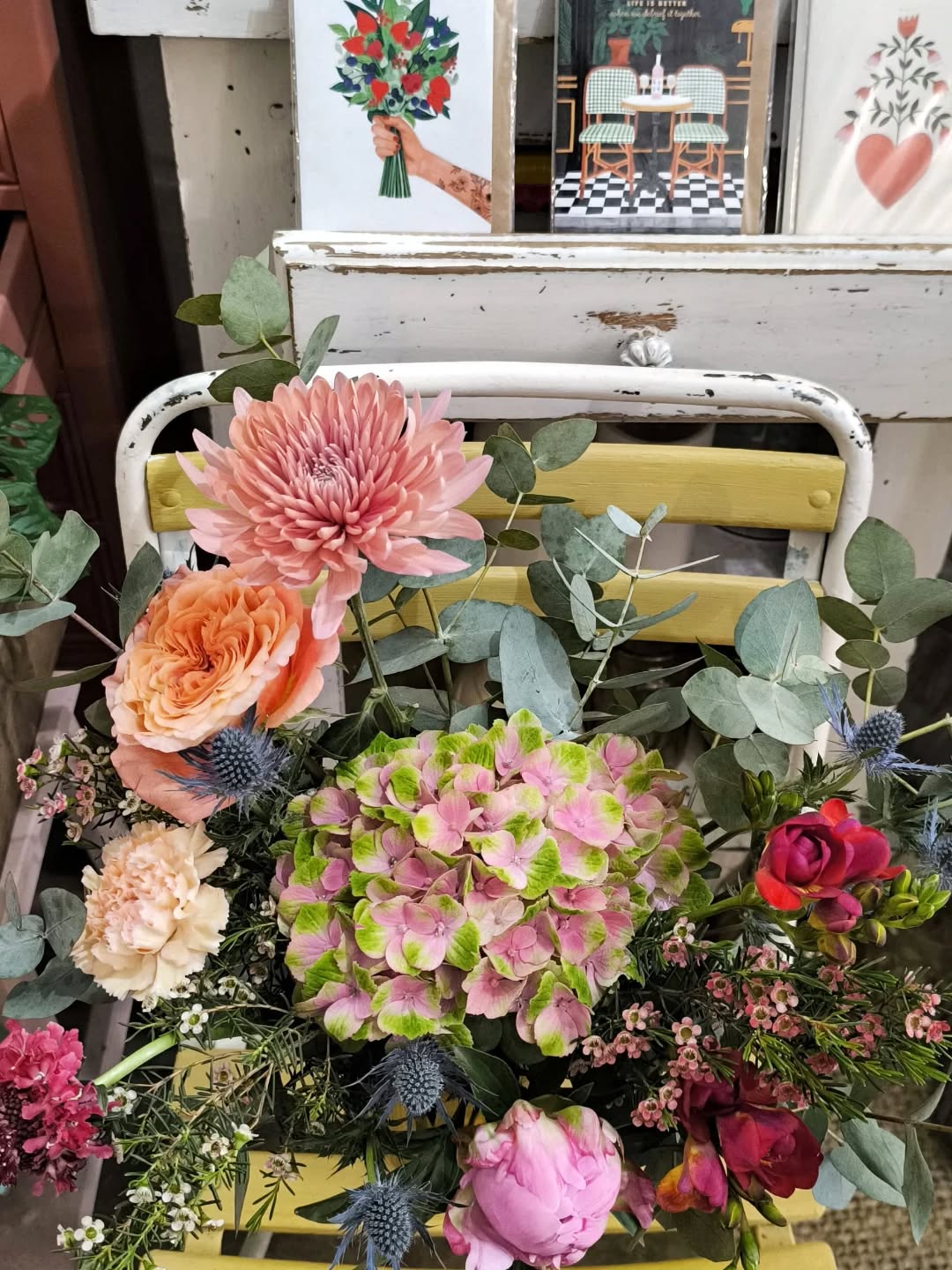 Dans une semaine, c'est la fête des toutes les mamans, nous vous invitons à nous passer commande pour vos bouquets sur mesure, nos plantes... Nous avons également reçu une très belle sélection de petits objets à (s') offrir : pins, papeterie, tasses...
》Le Jardin de Lucette, 34 rue de la Concorde, 31000 Toulouse, du mardi au dimanche.