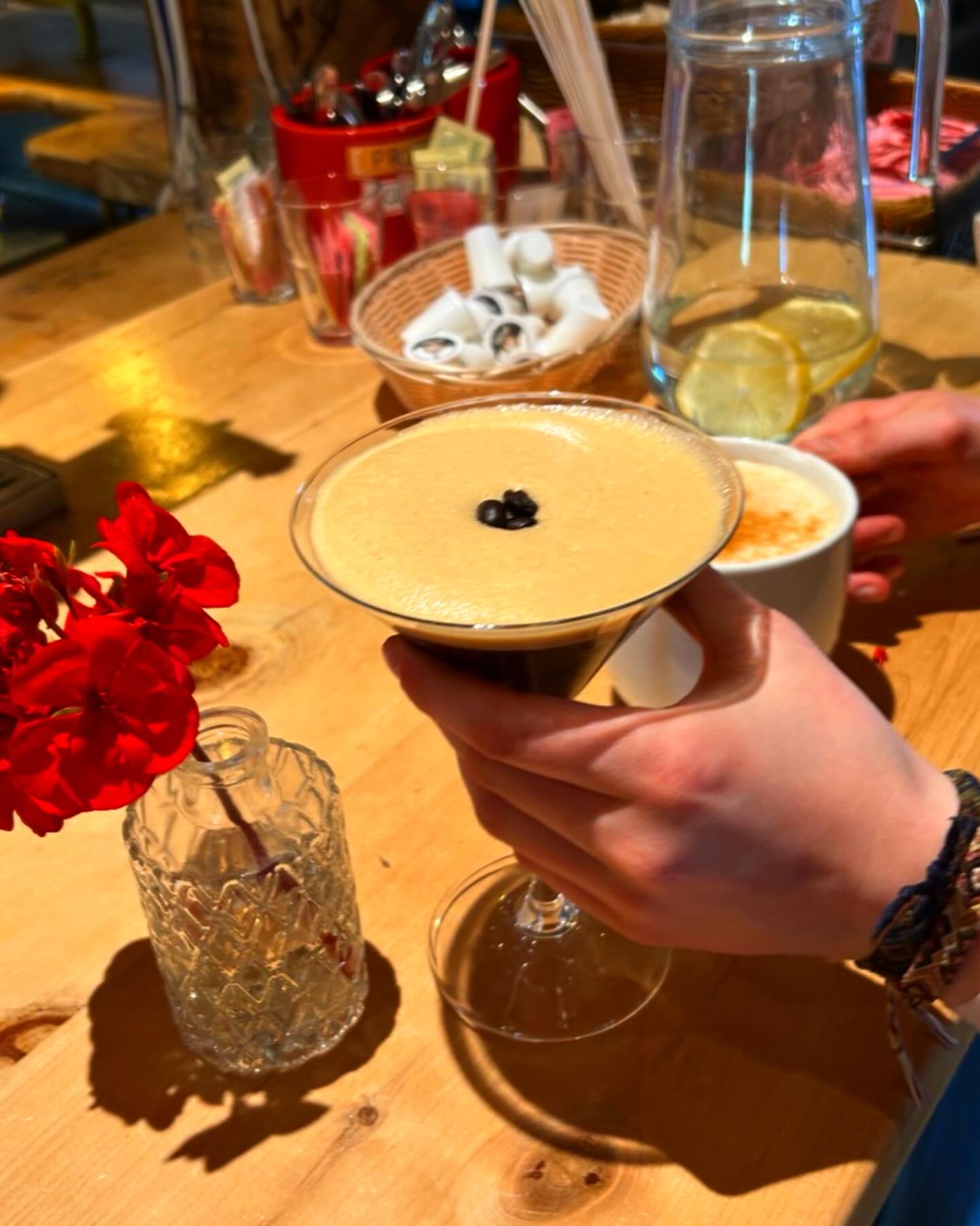 Wind down your evening with an Espresso Martini ☕🍸✨
Rich espresso, smooth spirits, and a perfectly balanced cocktail to end the day at Café Earle | Maison Earle.
#EspressoMartini #CocktailNight #OttawaNights #CafeEarle #EveningVibes