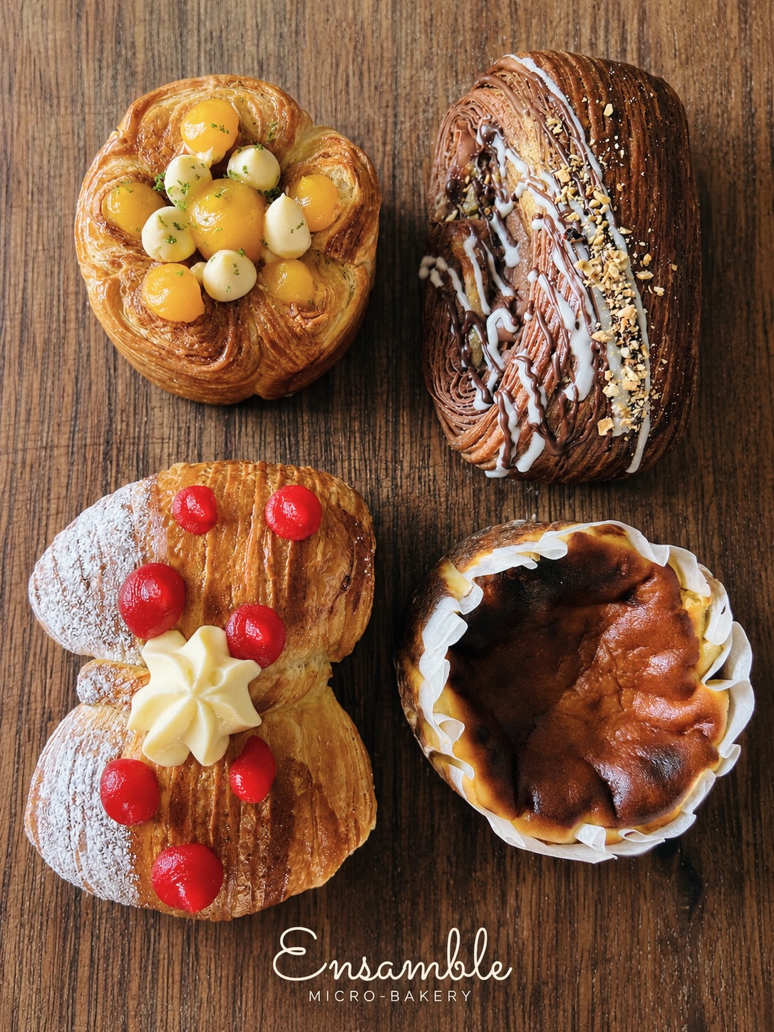 Nuestro menú dulce de mayo ✨
-
FRESAS CON CREMA
Lazo de croissant, fresas frescas y crema diplomática.
.
KÍNDER BUENO
Suisse de cacao, pasta de avellanas, chocolate blanco y pastelera de chocolate negro.
.
CHEESECAKE Y MARACUYA
Flor de croissant, cheesecake y gel de maracuyá.
.
TARTA VASCA
Tarta personal, ligera y cremosa.
.
TARTA CHURRO
Tarta croissant, crema de canela, dulce de leche, churro y azúcar de canela.
.
BRIOCHE FRANUÍ
Masa brioche, pastelera de chocolate negro, frambuesas y Franuí.
-
Disponibles hasta el 3 de Junio.
Ya sabes qué hacer 📲
Escríbenos para ordenar.
-
#ensamblepan #quito #panquito #viennoiserie