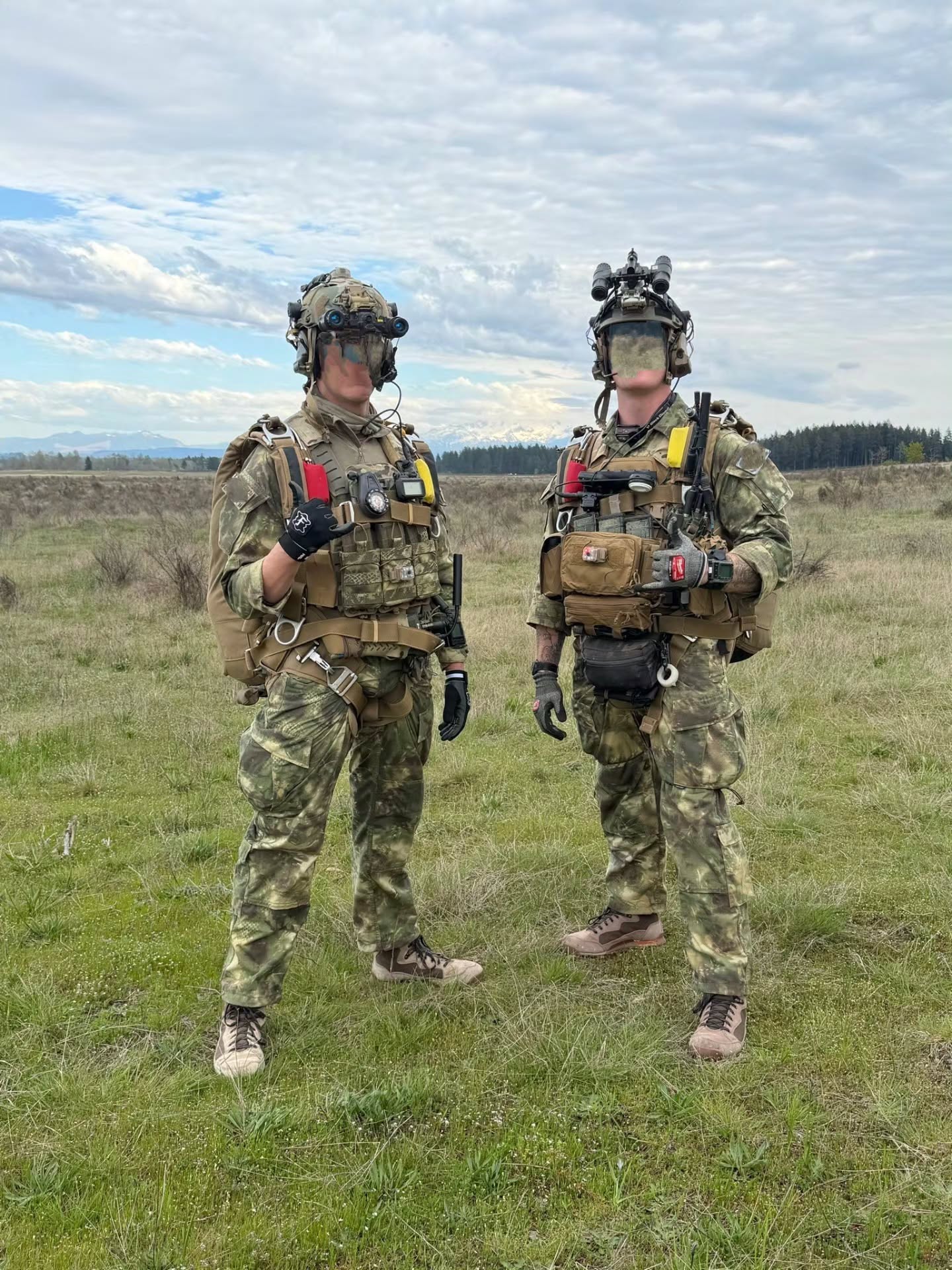 Airborne! ๐ค๐ป๐บ๐ธ๐บ๐ธ๐บ๐ธ
Members of the US Armed Forces conduct an Airborne insertion while rocking our StalkLand Legacy Pattern.
Highly effective is generally 70% of terrain spaces found on the planet, StalkLand Legacy provides a solid solution for managing End-User's Visual & nIR Spectrum Signatures.
@brookwoodcompanies @mmitextiles @marine_force_recon @special_reconnaissance @the_ranger_regiment