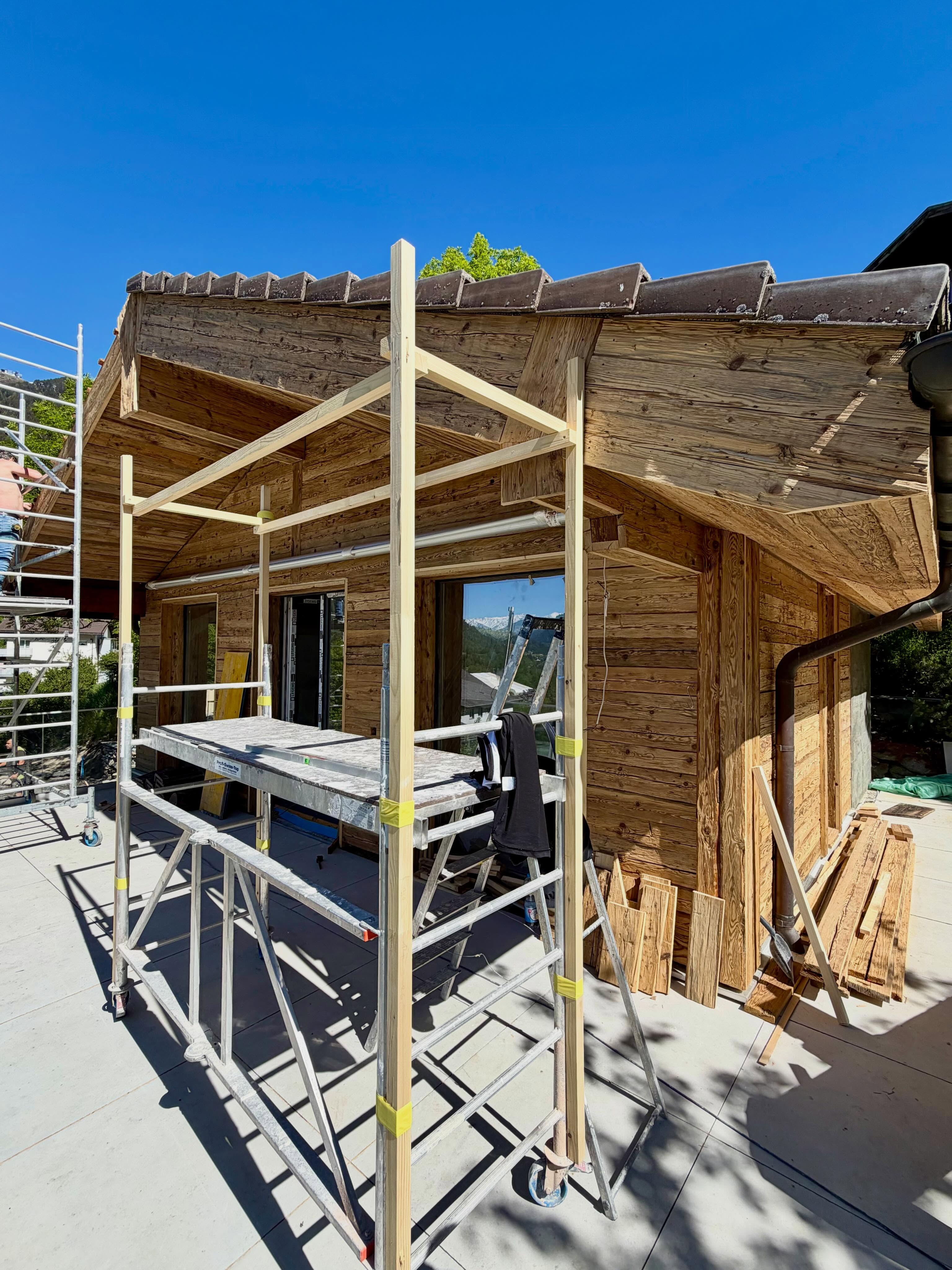 Seit der letzten Wintersaison wird mit viel Leidenschaft und Liebe zum Detail am neuen WOO Loft Chalet gearbeitet, um unseren Gästen ein noch exklusiveres und unvergessliches Ferienerlebnis in Fiesch – Aletsch Arena zu bieten.
Ab Juli erwartet Sie im WOO Loft Chalet ein luxuriöser Rückzugsort voller Komfort, Design und Privatsphäre.
Freuen Sie sich auf einen grossen komplett privaten und beheizten Outdoor-Whirlpool, eine private Sauna sowie vier grosszügige Schlafzimmer für bis zu 8 Personen und vieles mehr!
Das gesamte Chalet wurde von Grund auf hochwertig renoviert und stilvoll neu gestaltet, mit modernem Loft-Charakter, alpinem Flair und einer Atmosphäre zum Wohlfühlen. Auch der neu konzipierte Aussenbereich lädt zum Entspannen und Geniessen ein und bietet Ihnen maximale Ruhe und Privatsphäre inmitten der beeindruckenden Bergwelt der Aletsch Arena.
Ein Ort zum Abschalten, Geniessen und Erleben – exklusive bei uns im WOO Loft Resort.
#swisschalet #aletscharena #chalet #luxury #switzerland