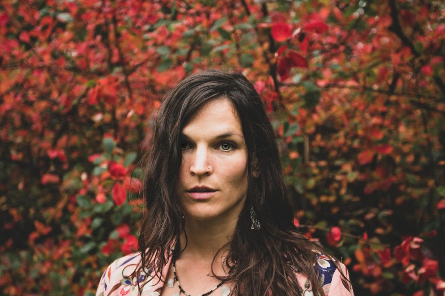 Artistpresentation Folkhemmets dag den 30 maj:
WITTMAR - även detta en lokal musikskatt. Med sin färgstarka, skogsdoftande musikvärld skapar WITTMAR en kraftfull musikupplevelse med influenser från folk/world, blues och americana.
Kom och sväng benen med oss!
Biljetter på Folkhemmets hemsida.
@wittmar_music #endagsfestival #folkhemmetsdag #folkhemmetunnaryd #unnaryd #kulturbygdenunnaryd #kulturihylte
