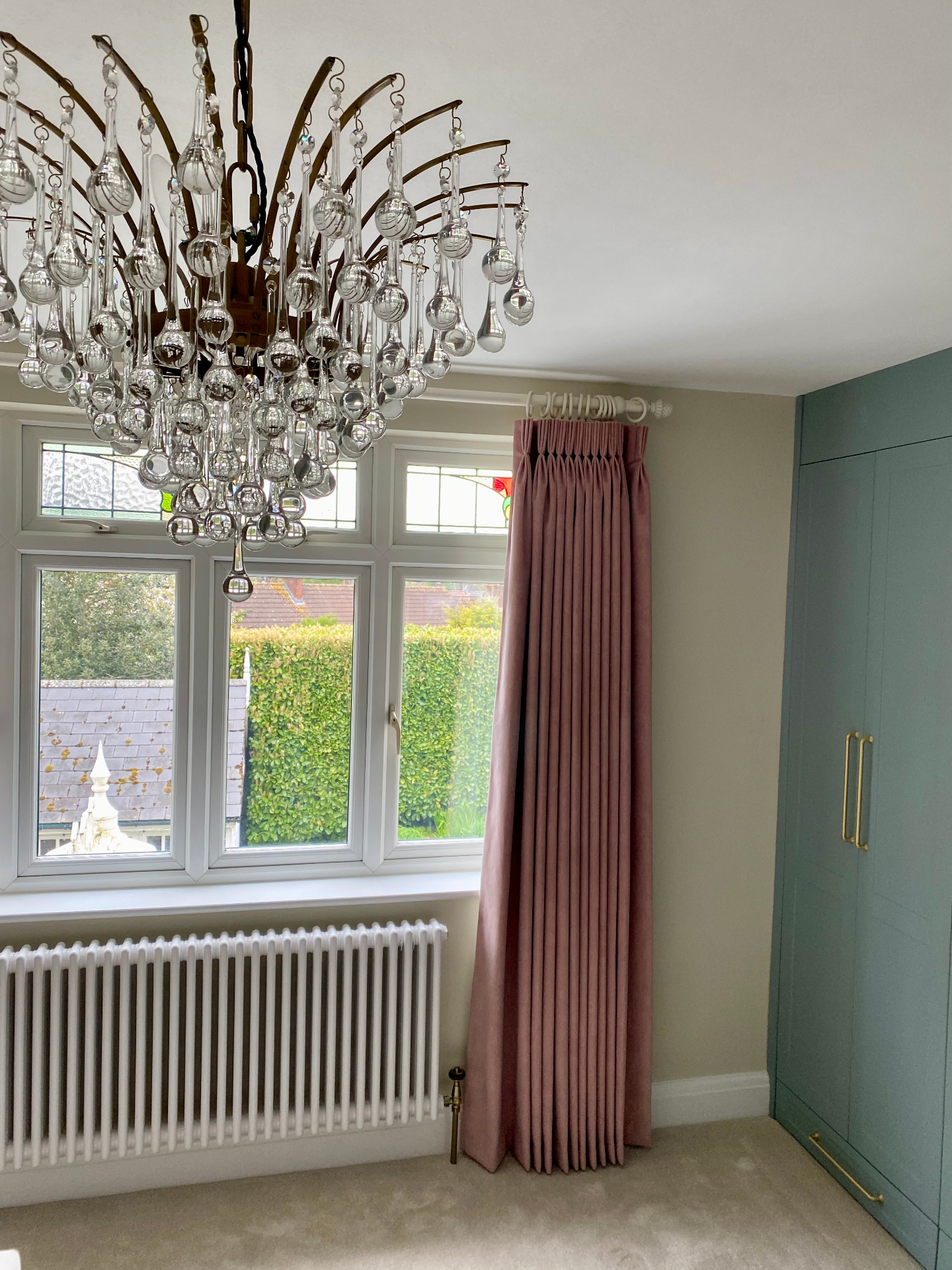 • Luxury Look •
Bespoke curtains can add the most luxurious finish to your decor - tactile fabrics such as velvet (pictured here) have a thick pile which creates the plumpest, most voluminous pleats, all the while providing thermal insulating properties too.
#velvetcutains #luxurycurtainsbristol #bristolcurtainmaker #pinkvelvet #bristolhomes