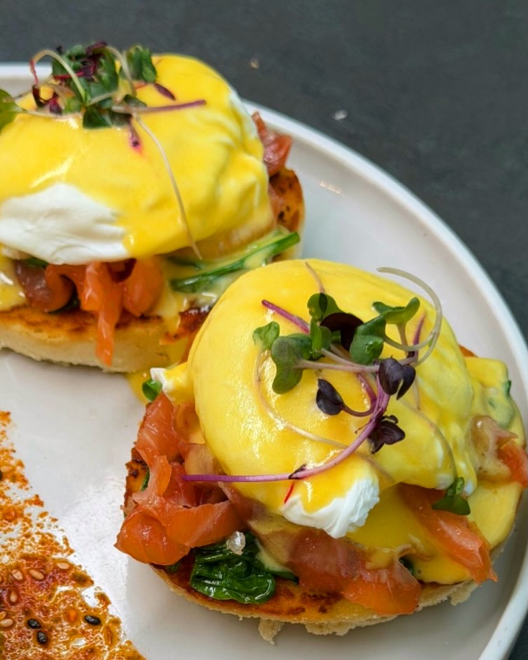 Commencez votre matinée avec les œufs bénédictine d’Earle 🍳
Start your morning with Earle’s Eggs Benedict 🥚✨
Freshly prepared, rich, comforting, and the perfect brunch favourite at Café Earle | Maison Earle. ☕
Préparés frais, riches en saveurs et parfaits pour un brunch gourmand à Café Earle | Maison Earle
#EggsBenedict #OttawaBrunch #CafeEarle #MaisonEarle #BrunchTime