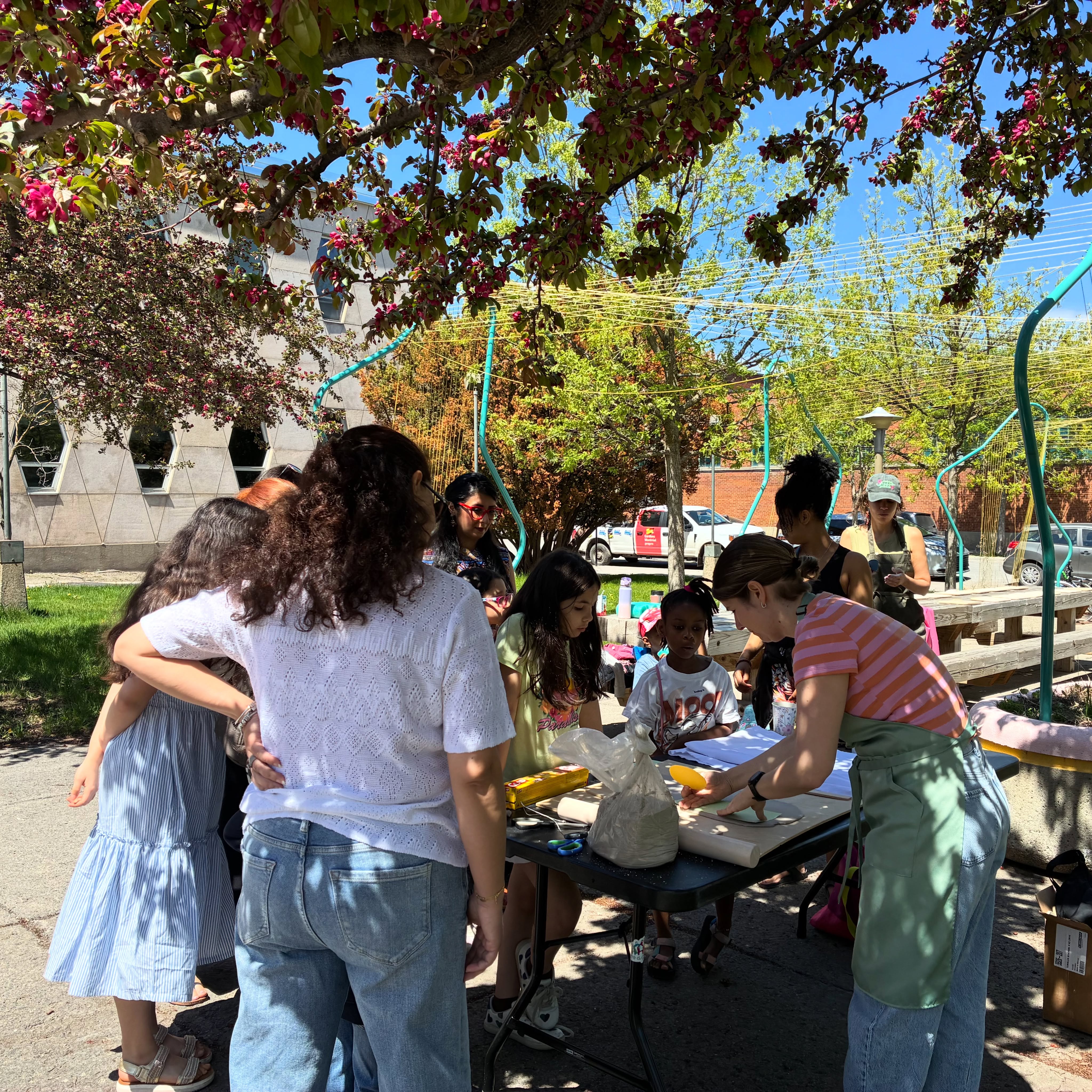 🌞 C’est sous le soleil que le projet « Mains dans la pâte » est de retour avec la dernière cohorte, le groupe famille 🌿
Nous avons hâte de vous présenter leurs belles créations 🎨
