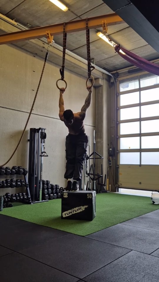 Trying to make heavy look weightless...
#calisthenics #gymnasticrings #bodycontrol #BodyweightStrength #fitnessmotivation