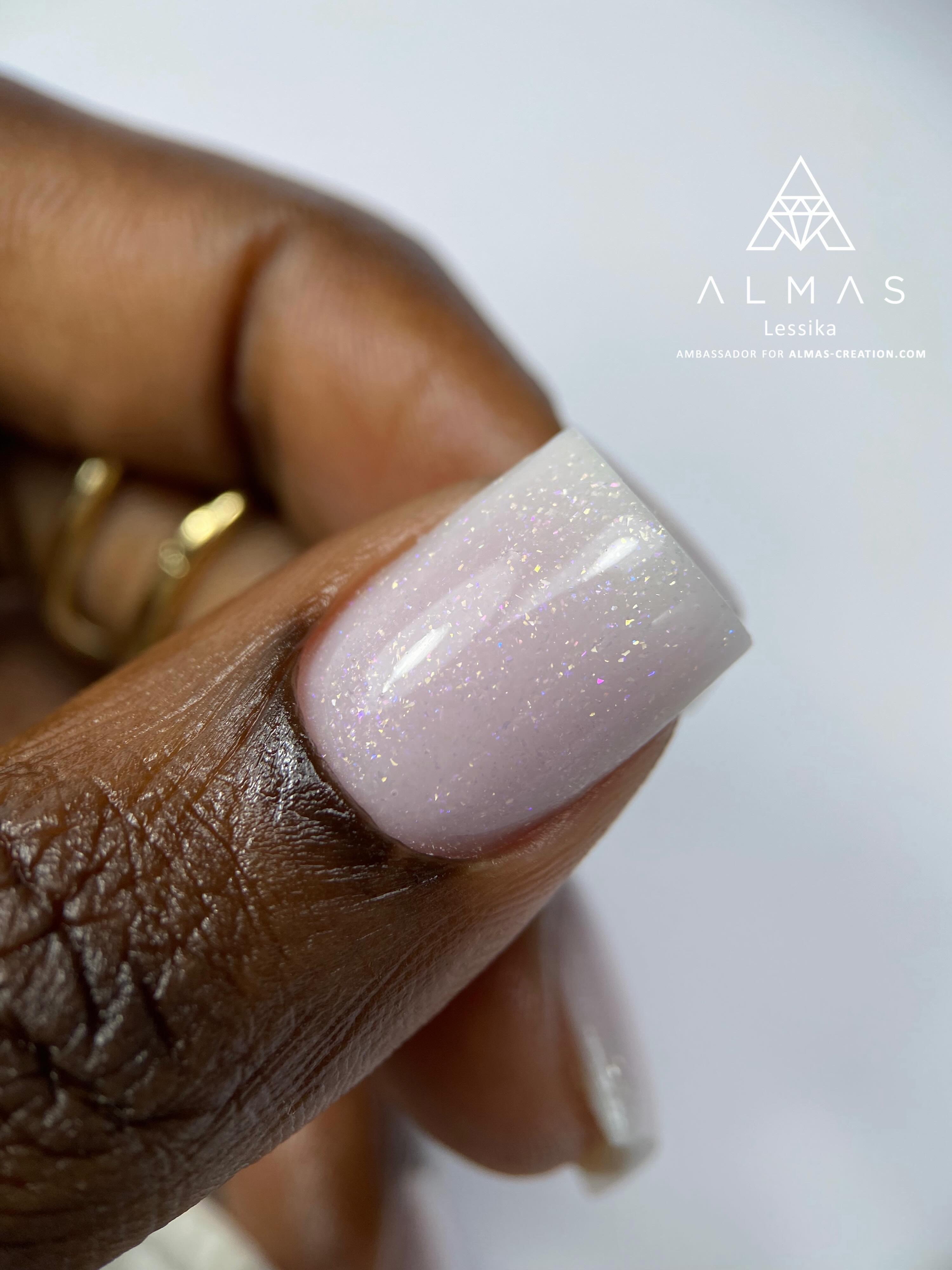 Quelle est votre rubber base ALMAS avec paillettes ou flakes favorites? ⬇️
Il suffit parfois de peu de produits pour un résultat étincelant. C’est le cas ici sur cette nouvelle pose réalisé par Tressy avec la rubber base pailletée Shimmer Pink, simplement recouverte par une couche de finition brillante Crystal Shine. 💖
#rubberbase #rubberbasegel #rubberbasenails #onglerie #ongles