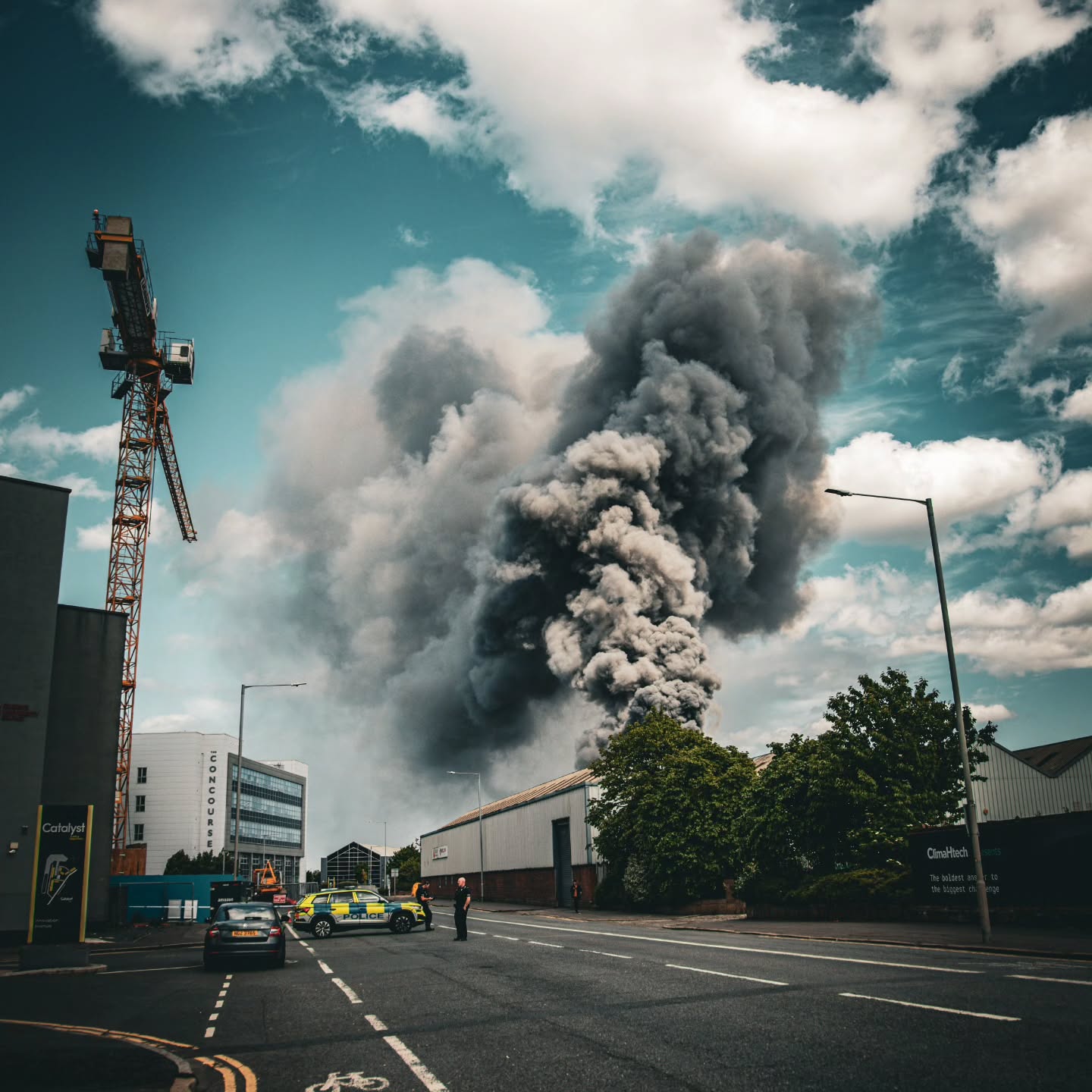 Huge blaze earlier today at Clearway Belfast 🔥🚒
Thick smoke could be seen across parts of the city as emergency services rushed to the scene. Massive respect to the firefighters and crews working in extremely difficult conditions today.
Hopefully everyone involved is safe. 🙏
Swipe through for pictures from the scene earlier in Belfast 📸
#Belfast #Clearway #BelfastFire #NorthernIreland #FireService BelfastLive CityScenes News EmergencyServices Photography