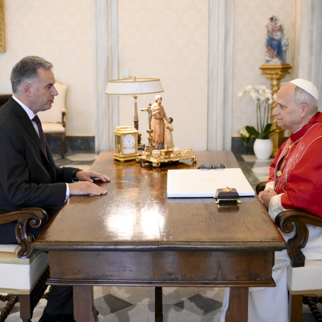 Iglesia Uruguaya avanza en la llegada del papa León XIV a Uruguay
Luego de que la semana pasada el intendente de Florida Carlos Enciso confirmó la llegada del sumo pontífice al país, que incluiría una visita a la Catedral de la Virgen de los Treinta y Tres en ese departamento, el cardenal Daniel Sturla brindó detalles en las últimas horas sobre el tema.
Sturla dijo que él no puede dar una confirmación oficial porque el papa es un jefe de Estado y que por lo tanto de eso se debe ocupar el Poder Ejecutivo. Sin embargo, adelantó que además de Florida se está evaluando que el papa visite algún departamento del norte del país.
León XIV es el segundo papa que llega a Uruguay luego de las dos visitas que hizo Juan Pablo II en 1987 y 1988, que también visitó Florida, Cerro Largo y Treinta y Tres.
El actual papa tiene un vínculo muy cercano con América Latina porque si bien es de origen estadounidense, también tiene ciudadanía peruana, debido a que durante varios años trabajó en la Iglesia Católica de ese país.
En octubre del año pasado, el presidente Yamandú Orsi visitó el Vaticano y se reunió con el papa León XIV. El mandatario estuvo acompañado de los ministros de Relaciones Exteriores, Mario Lubetkin, y Ganadería, Agricultura y Pesca, Alfredo Fratti, y de otros representantes diplomáticos. Iglesia Uruguaya avanza en la llegada del papa León XIV a Uruguay
Luego de que la semana pasada el intendente de Florida Carlos Enciso confirmó la llegada del sumo pontífice al país, que incluiría una visita a la Catedral de la Virgen de los Treinta y Tres en ese departamento, el cardenal Daniel Sturla brindó detalles en las últimas horas sobre el tema.
Sturla dijo que él no puede dar una confirmación oficial porque el papa es un jefe de Estado y que por lo tanto de eso se debe ocupar el Poder Ejecutivo. Sin embargo, adelantó que además de Florida se está evaluando que el papa visite algún departamento del norte del país.
León XIV es el segundo papa que llega a Uruguay luego de las dos visitas que hizo Juan Pablo II en 1987 y 1988, que también visitó Florida, Cerro Largo y Treinta y Tres.
El actual papa tiene un vínculo muy cercano con América Latina porque si bien es de origen estadounidense, también tiene ciudadanía peruana, debido a que durante varios años trabajó en la Iglesia Católica de ese país.
En octubre del año pasado, el presidente Yamandú Orsi visitó el Vaticano y se reunió con el papa León XIV. El mandatario estuvo acompañado de los ministros de Relaciones Exteriores, Mario Lubetkin, y Ganadería, Agricultura y Pesca, Alfredo Fratti, y de otros representantes diplomáticos.