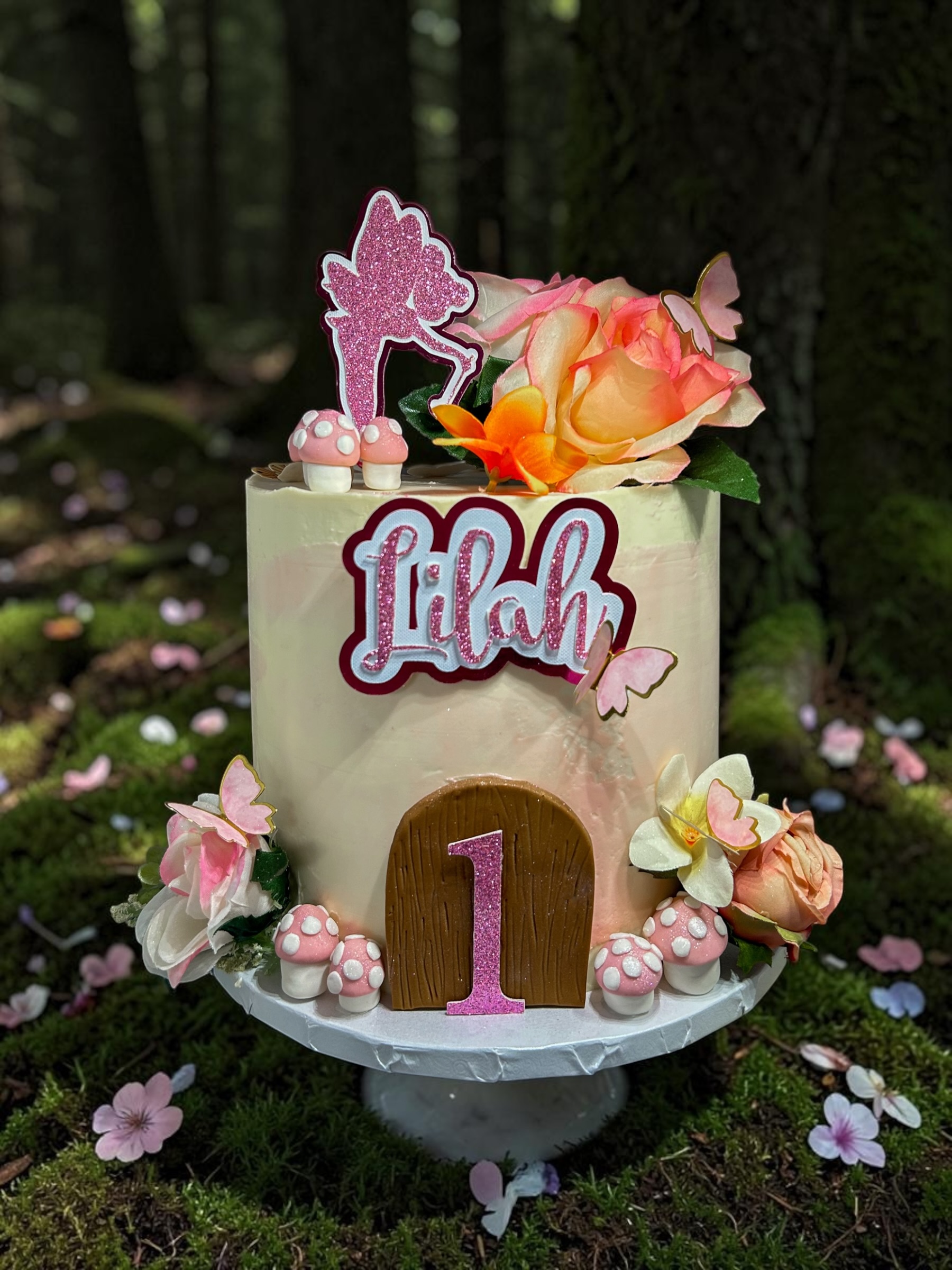 A fairy tale cake for the first year of your baby! 🧚♀️✨🎂
#intheberkshires #fairytalecake #fairycake