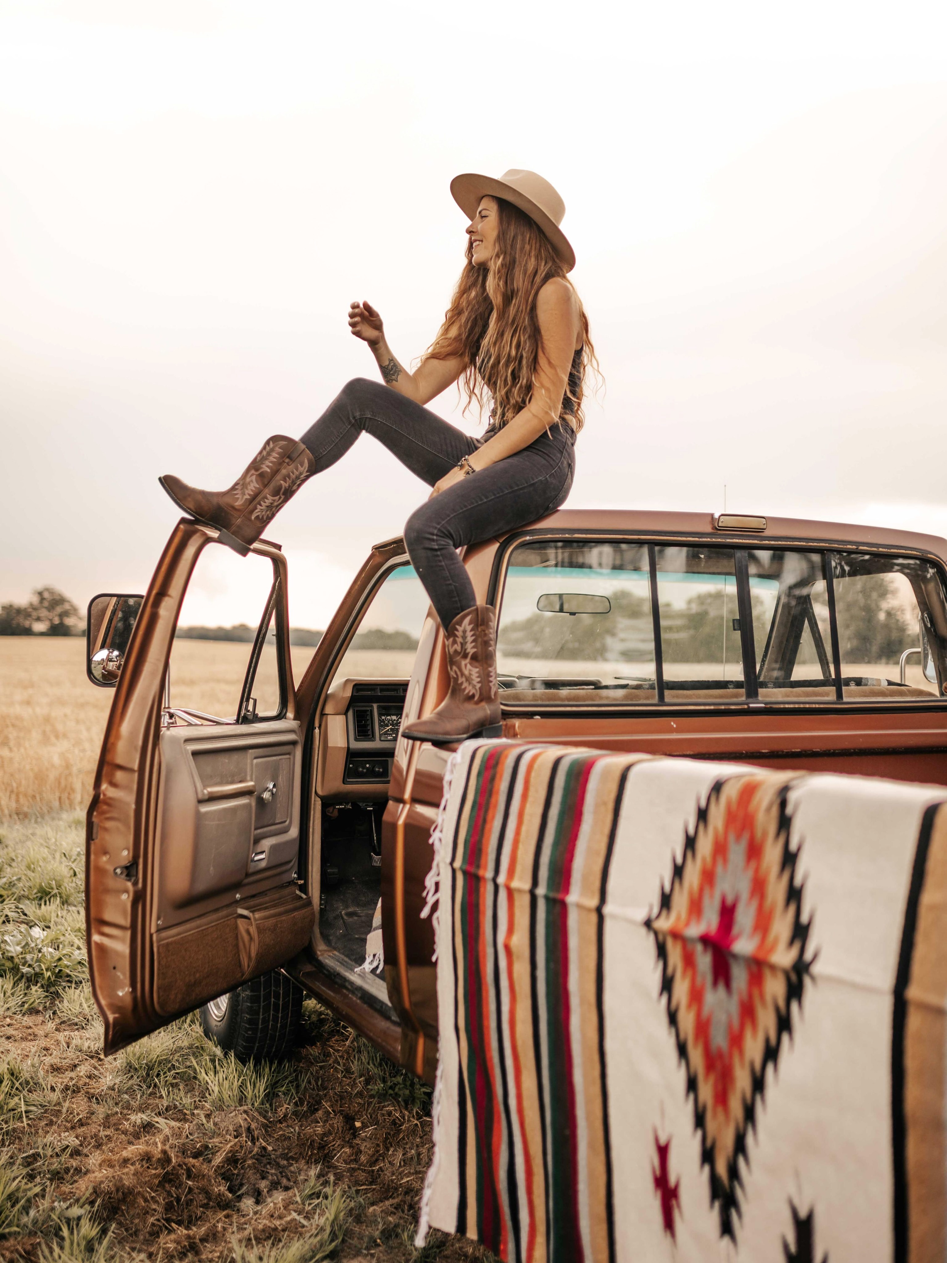 Ça, c’est nous : un mélange d’inspirations, de routes, de rencontres et d’idées un peu folles qui finissent par prendre vie. Il y a ici, à travers The Wild Whispers et bientôt là avec @the_wild_aframe 🤎
Ce shooting remonte un peu mais votre modèle préféré ne change pas : Le El Paso ✨ Venez decouvrir votre prochain coup de coeur ce weekend au @hangarzero1 & papoter avec nous 🫶🏼
D’ailleurs, dites-nous… quelle création souhaiteriez venir voir en vrai ? 👀
ElPaso WildSpirit HangarZero StayWild WesternInspiration