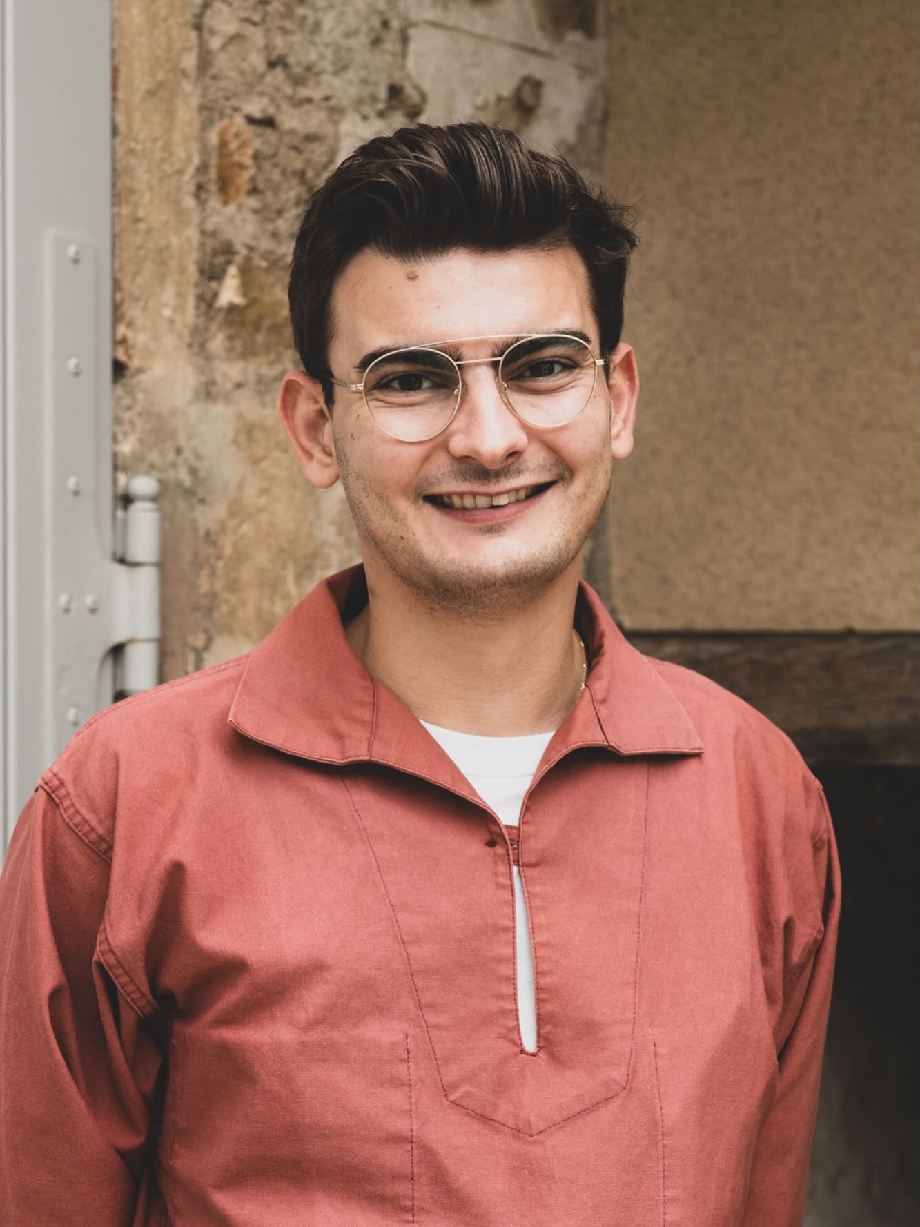 | PHILIPPE |
Né à Valence, Philippe a grandi au pied des coteaux de Cornas et a toujours vu dans le vin plus qu’un simple produit : un patrimoine vivant, un vecteur de lien. Formé en école de commerce à Dijon, avec une spécialisation vins et spiritueux, il prend tôt le parti de diversifier ses expériences avec cette volonté de comprendre les facettes de l’univers dans lequel il s’apprête à s’engager : il décide de prendre une année de césure, qu’il démarre avec six mois chez un caviste, puis six autres mois côté production cette fois, grâce à un stage au domaine Combier. Une fois ses études terminées, il s’apprête à partir voyager bien au-delà de nos frontières, mais la crise sanitaire vient bousculer ses projets. Il a alors l’opportunité de travailler de nouveau en vignes… avant de décider de tenter l’aventure de la restauration : une façon de compléter son parcours avec la découverte du management d’équipe, une compréhension plus fine des enjeux de ces métiers de service, et… un nouveau lien avec les vignerons. C’est à cette époque qu’il découvre la Maison Billard auprès de laquelle il passe très vite ses premières commandes : « Tout était clair, précis, fiable. J’ai vite eu confiance. » Aujourd’hui, il rejoint l’équipe des commerciaux pour assurer une présence renforcée sur le terrain, grâce à ce profil hybride… et passionné. « Ce que j’aime ici c’est qu’on est aux côtés de chaque client : on accompagne, on construit. »
📸 @_leboncliche
✍🏻 @atelier.soubiran
#maisonbillard #marchanddevin #denicheurdevins #vindartisans #agentdevignerons