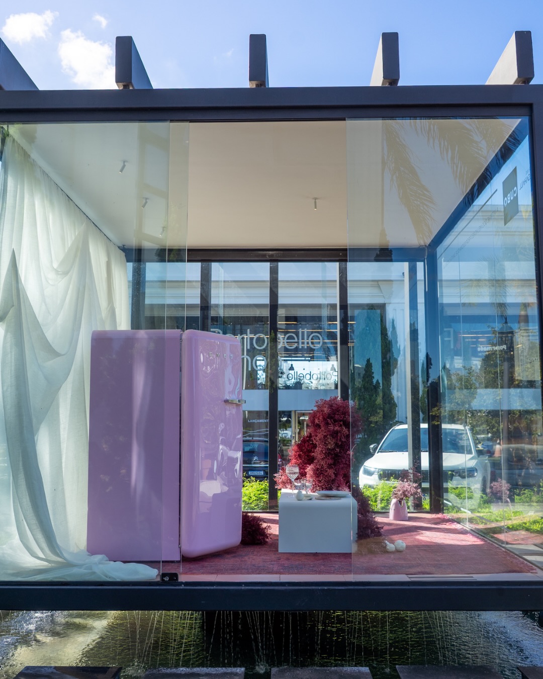 A Linha Catarina Arquitetura (@linhacatarina) assina o Cubo Casahall com o tema Amor que Transborda.
O projeto propõe uma releitura do espaço doméstico, onde a geladeira se torna ponto de origem de uma escultura que se expande pelo ambiente e conecta os elementos.
Uma vitrine conceitual que transforma o cotidiano em uma experiência de design.
Lojas parceiras:
@artefactooficialbrasil @smegbalneario @spenglerdecor @orientesetapetes @lamplightiluminacao @dscontemporanea @portobelloshopbc @narciso_florecultura