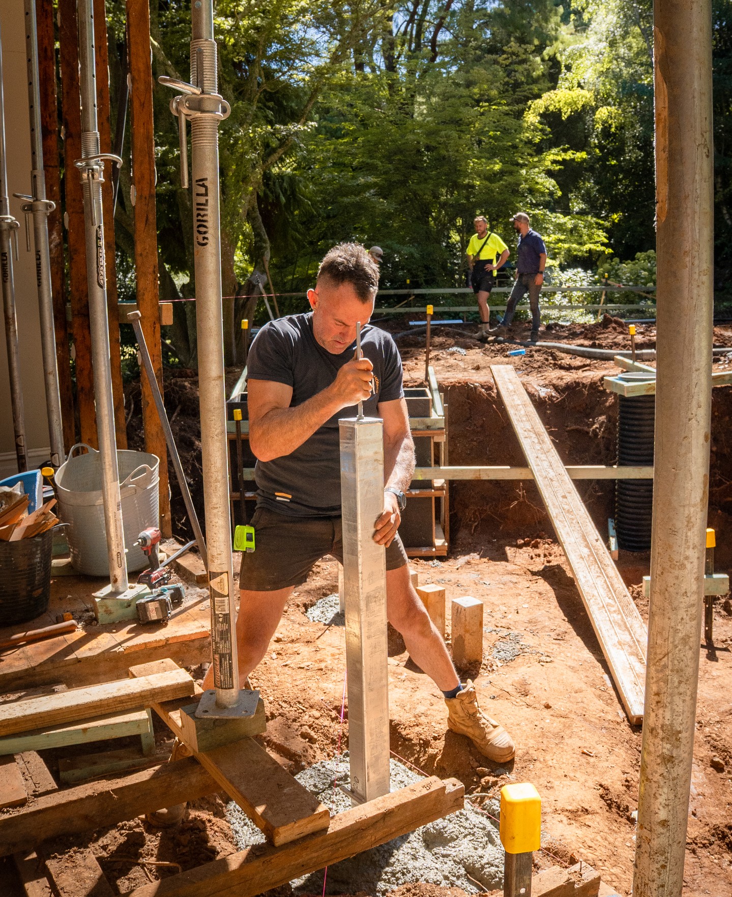 Steel post bases being set into the fresh footings at Mount Macedon, each one positioned and levelled before the concrete cures.
#buildtrendhomes #macedonrangesbuilder #mountmacedon #newbuild #siteprogress