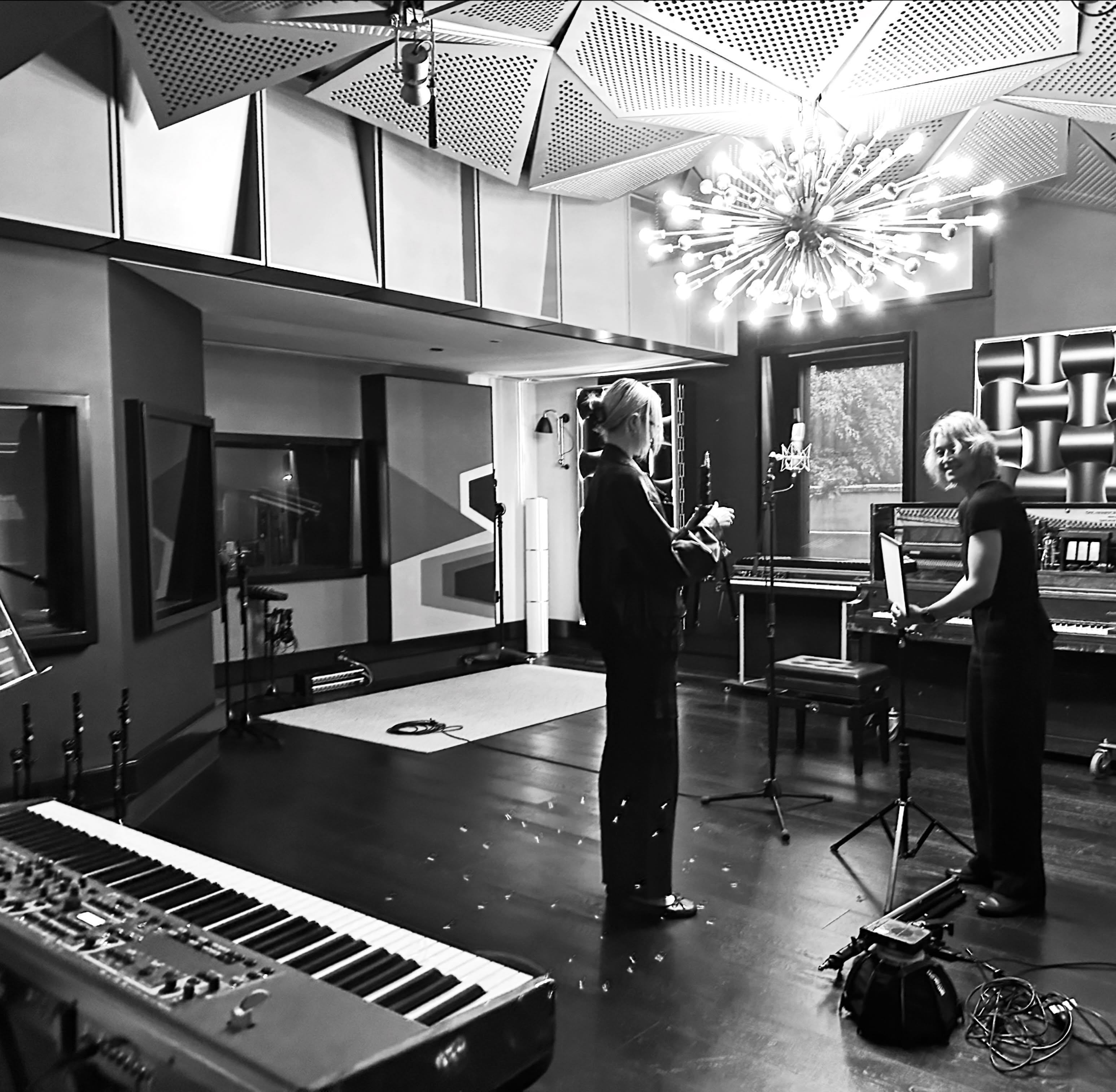 Special thanks to Forbes Street Studio - amazing recording studio here in Sydney! Loved it for our photoshoot today 🙏✨ #BTS #AliseBlackStudios #locationphotography #musicanphotographer