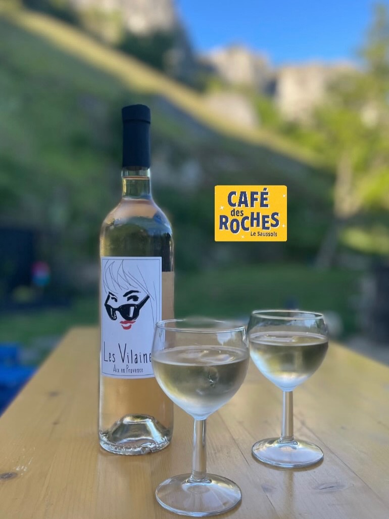 Les Vilaines s’invite aussi au Café des Roches, spot posé au pied des mythiques Rochers du Saussois
(Yonne) ☀️🕶️💋
@les.vilaines le vin des filles que les garçons adorent
@cafedesrocheslesaussois