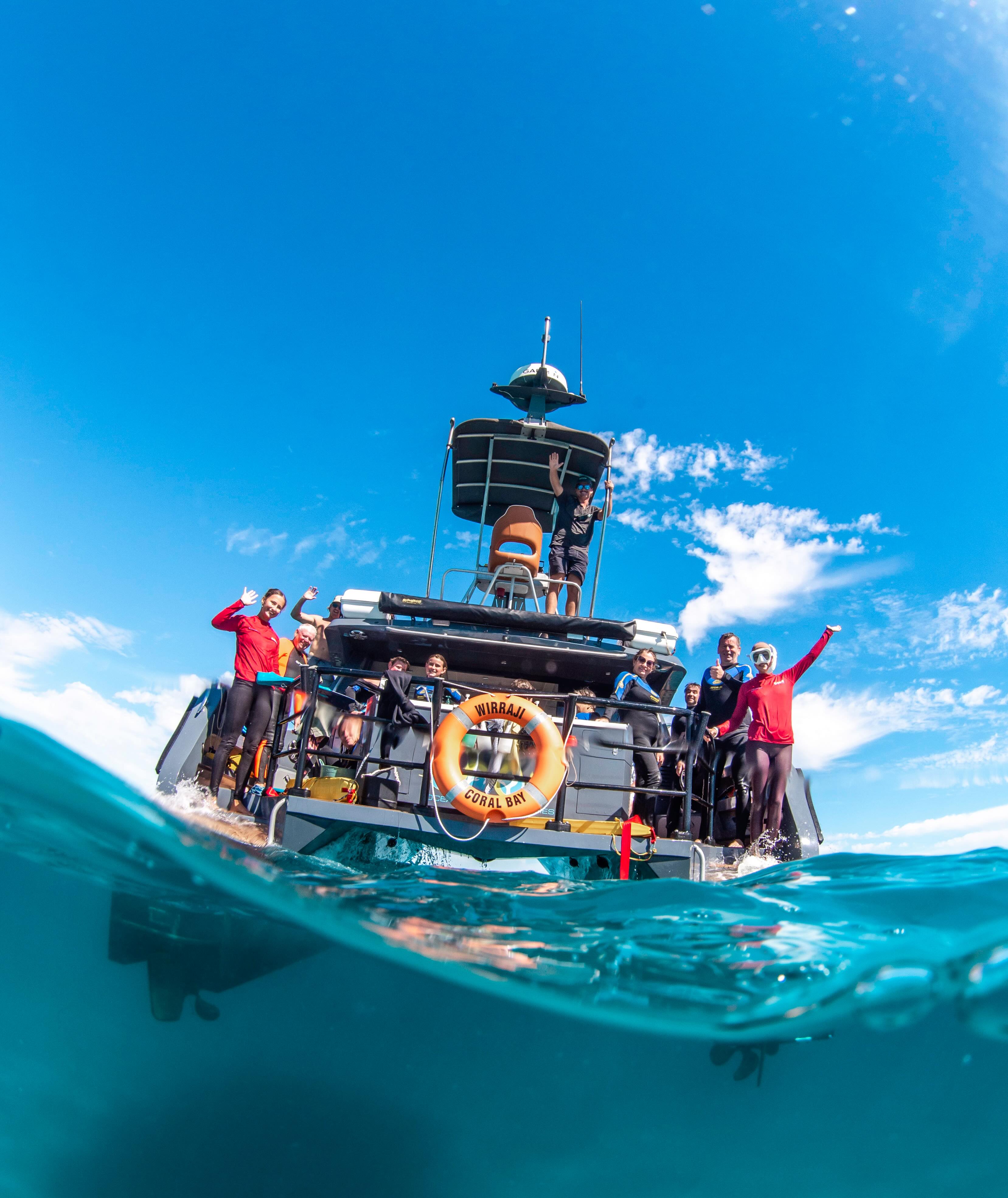 Coral Bay Exclusive 🪸🐠
Some days in Coral Bay just line up perfectly 💙
Clear water, beautiful Manta rays, and guests lucky enough to witness those effortless barrel rolls up close.
These guest really experienced the magic of Coral Bay.
Beautiful photos by @bec.laidlaw
#CoralBay #MantaRay #NingalooReef #MantaEncounter #CoralBayExclusive