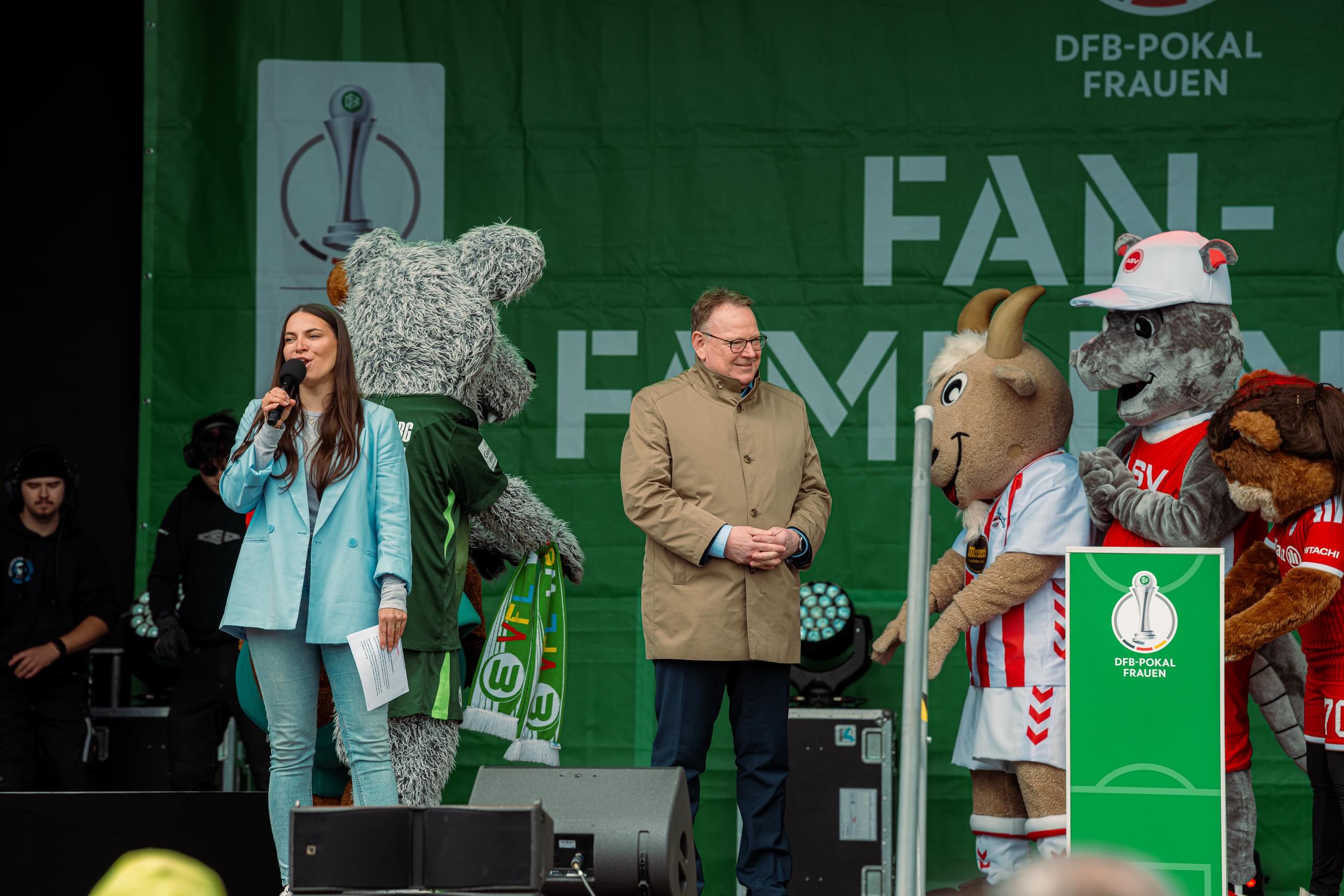 Zum fünften Mal durfte ich letzten Donnerstag das Fan und Familienfest zum DFB Pokalfinale der Frauen in Köln moderieren🎤⚽️.
Es ist jedes Jahr aufs Neue eine tolle Veranstaltung mit spannendem Programm, großartigen Gästen und ganz viel Begeisterung für den Frauenfußball. Man spürt einfach, wie viel Energie und Emotion in diesem Sport steckt.
Nach der Moderation ging’s für mich dann selbst noch ins Stadion. Ein perfekter Tag. Erst auf der Bühne stehen und anschließend gemeinsam mit tausenden Menschen dieses Finale erleben. Denn das RheinEnergieSTADION war zum vierten Mal in Folge ausverkauft!
Sehr dankbar, auch dieses Jahr wieder Teil davon gewesen zu sein. ✨ Ich freue mich jetzt schon auf nächstes Jahr!
© Kay-Uwe Fischer
#dfbpokalfinale #frauenfussball #köln #moderation