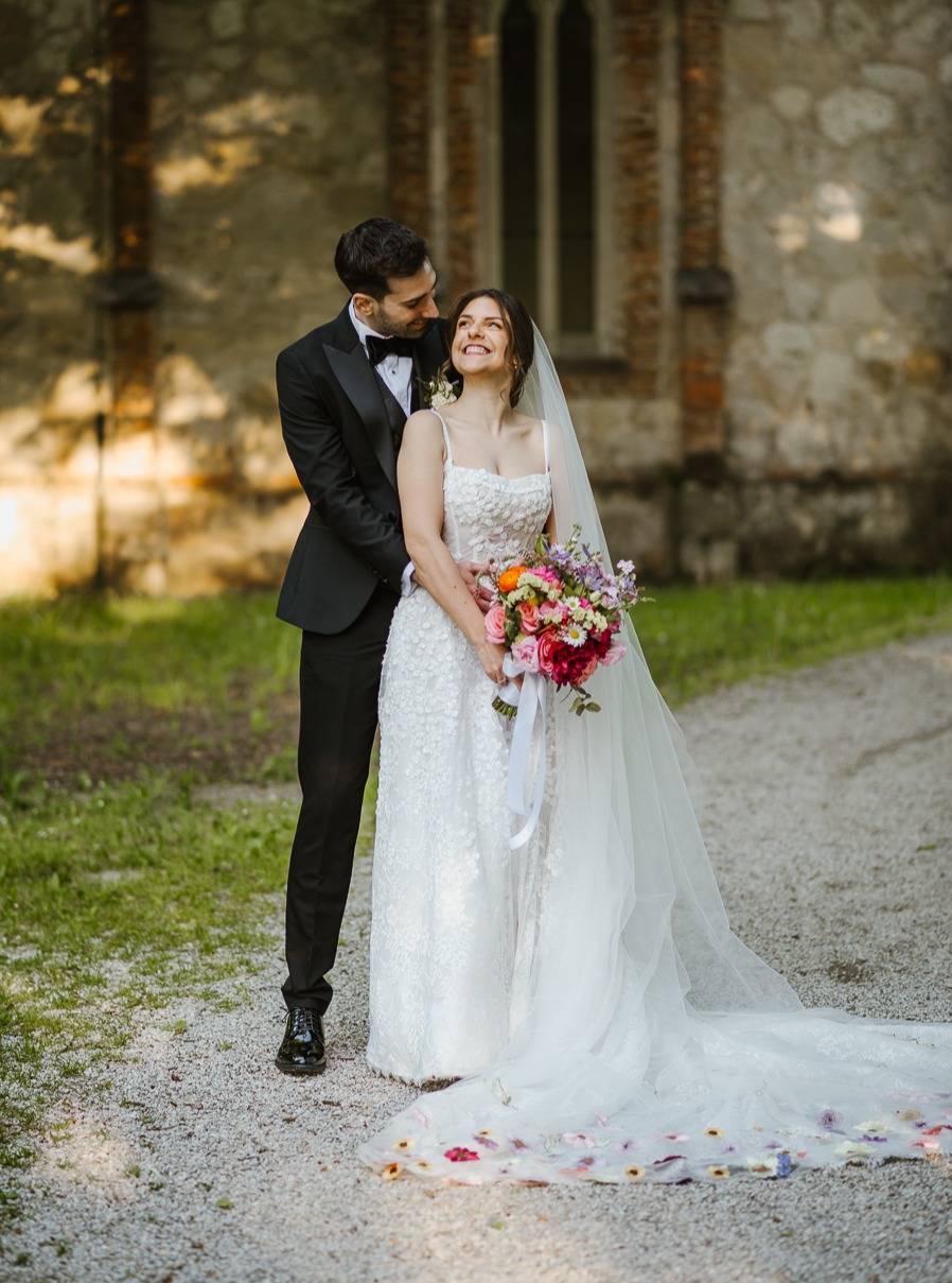 Vraćam se na onaj veo na kojem je nekim čudom "završilo" cvijeće s buketa 🌸
A ima i izvezenu poruku- stari stih za nas romantične 🌼
I kako onda ne uživati u vjenčanjima kad na skoro svakom nešto bude prvi put, nešto bude drukčije ili nešto s čim se lako povežem 🤍
#weddingphotographer