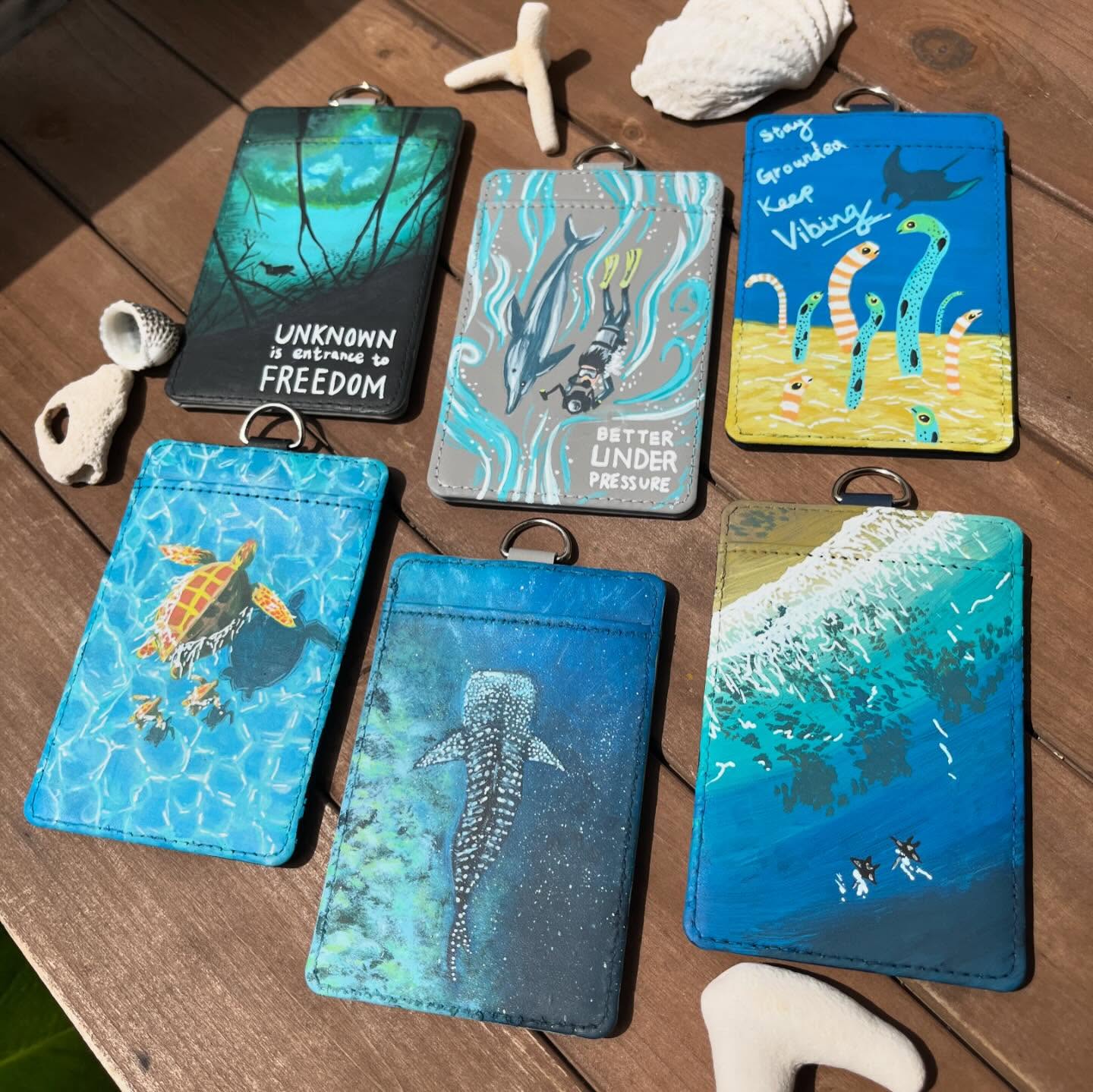 Hand-painted Leather 手繪皮革 獨ㄧ無二🐠
Dive into the wonder of underwater adventure. I have made a collection of these leather paints on card holders with special acrylics and process. Excited to expose them in the illustration and creative show with you all! ✨
非常期待跟大家分享這次新系列的手繪皮革作品,帶你潛入水下世界🌍用特殊的顏料一層層畫在吊牌上,快來香港插畫展了解背後的故事🤿
- Manta beach 鬼蝠魟
- Stay Grounded Keep Vibing - Garden eels 花園鰻
- Unknown is Entrance for Freedom 洞潛 (Sold售)
- Whale Shark 鯨鯊 (Sold售)
- Better Under Pressure Dolphin 海豚 (Sold 售)
- Turtle 海龜 (Sold 售)