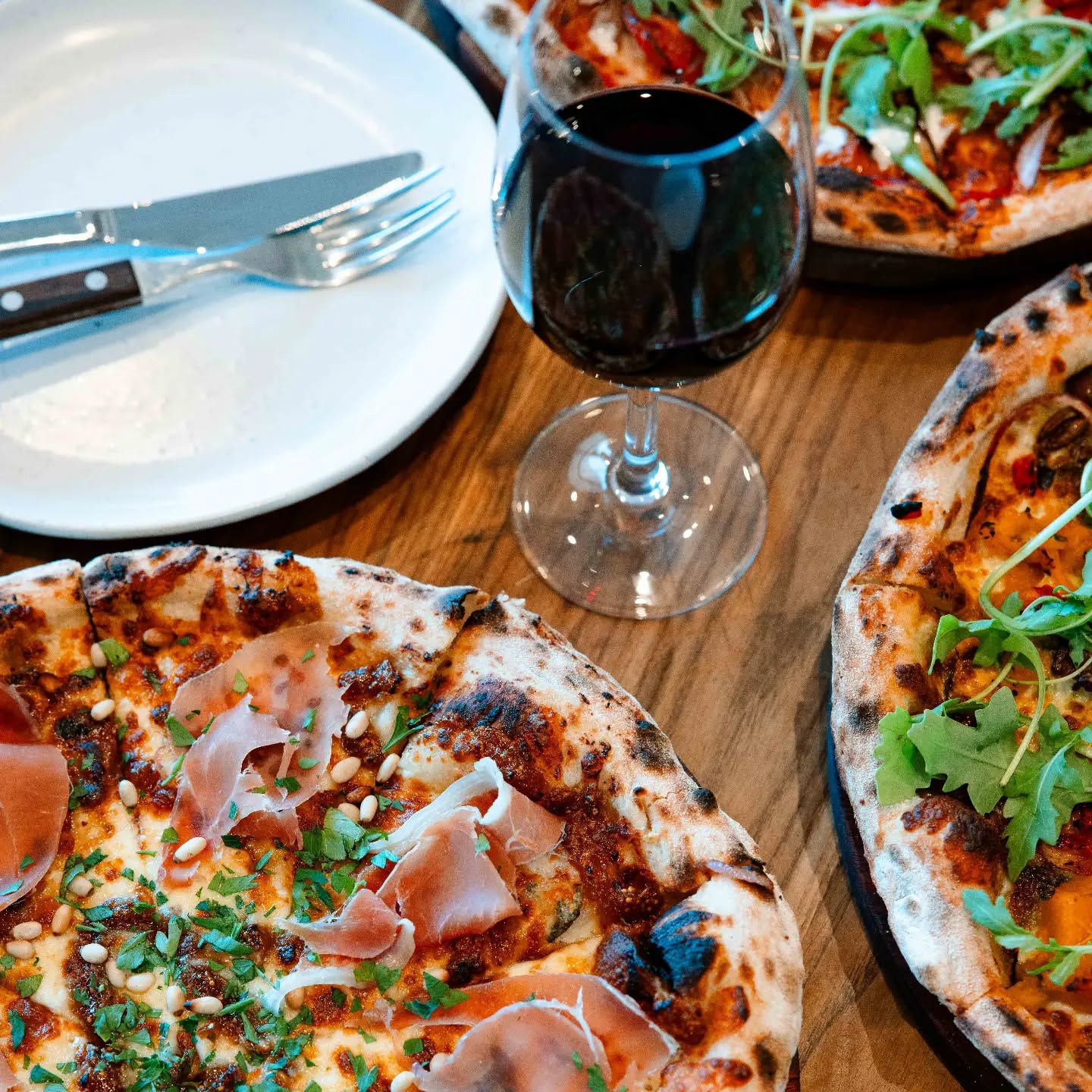 Pizza & wine π€πΌ The perfect way to start your weekend. Order online for pick-up from Clarkson or Willagee. See you soon π
#slowdoughpizzas #sourdoughpizzaperth #perthpizza #sourdoughpizza #perthfood