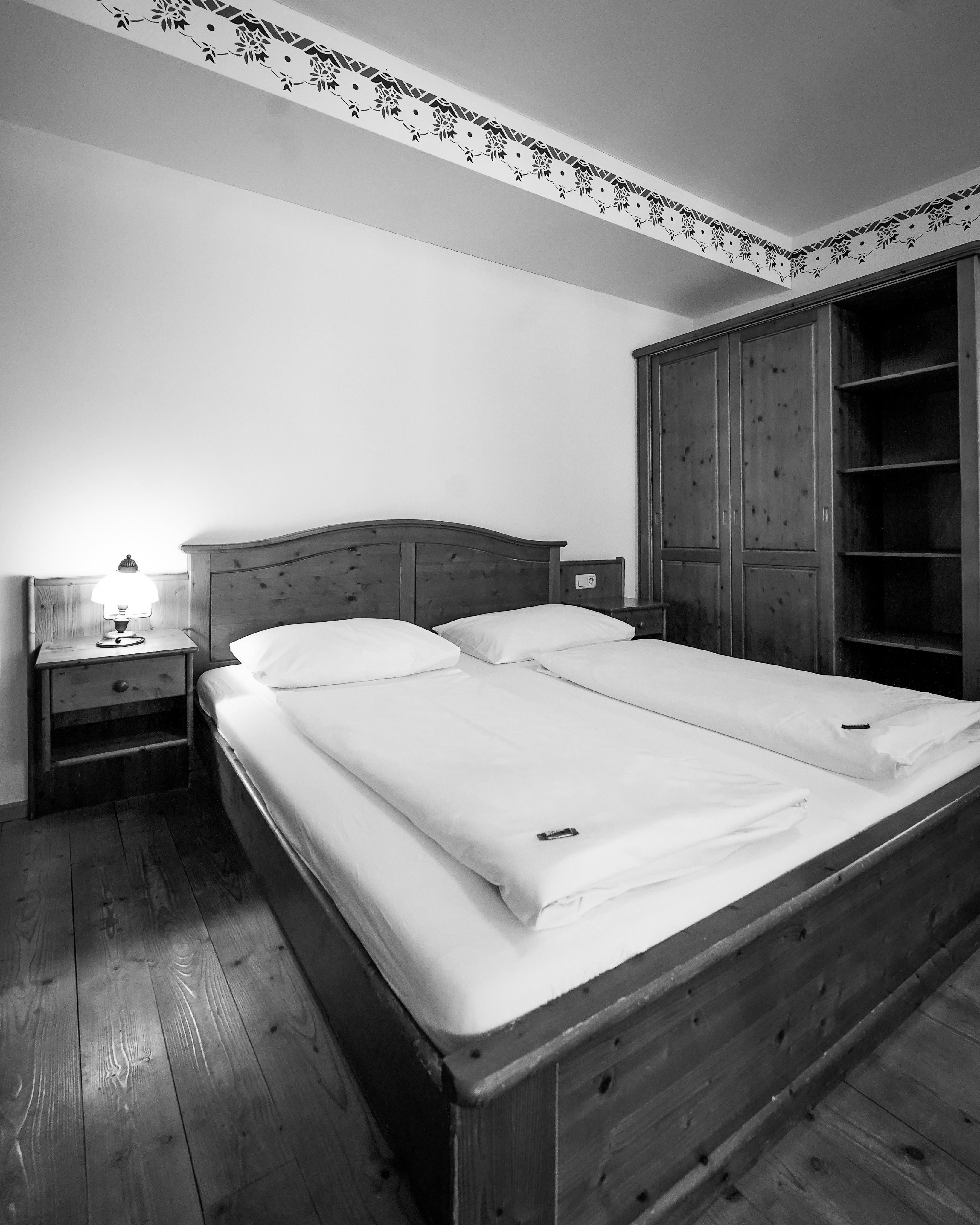Egal ob modern, gemütlich oder mit historischem Flair – bei uns findet ihr genau das Zimmer, das zu eurem Sommerurlaub passt. ☀️🛏️
Und nach einem Tag voller Erlebnisse rund um die Burgenwelt Ehrenberg wartet bei uns der perfekte Ort zum Entspannen auf euch. ✨
@burgenweltehrenberg.tirol
@dragonfly_zipline
@highline179
@zugspitze.tirol
.
.
.
.
#burgenweltehrenberg #reutte #sommerurlaub