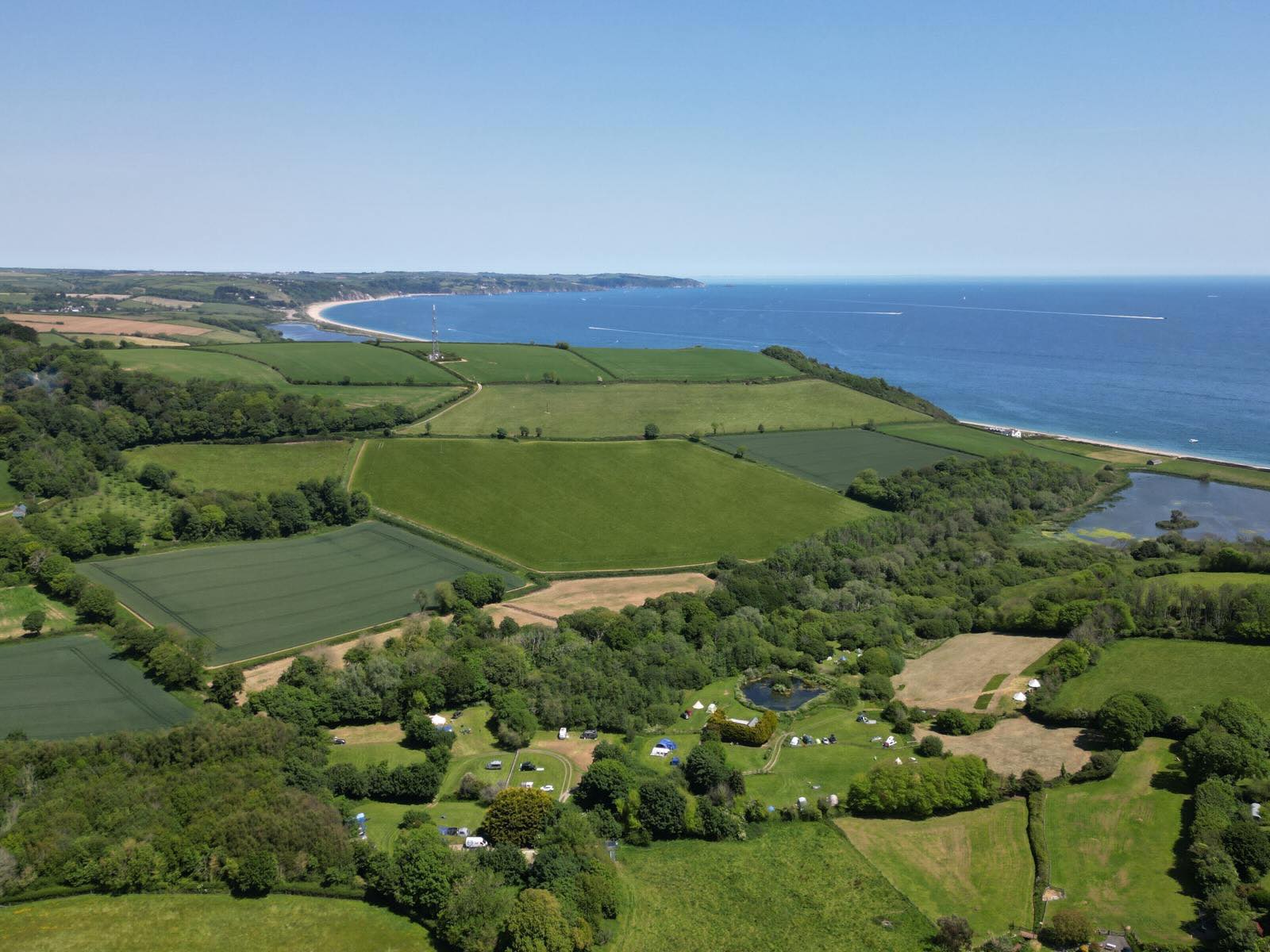 Start bay on a very sunny Bank Holiday weekend☀️☀️thank you @forestandbeach. Can you spot Beryls Campsite? Might look empty but actually fully booked, that’s the magic of Beryls…. Spacious, rustic…back to nature!! I even saw a barn owl on my run this morning 😁 #beryls #forestandbeach