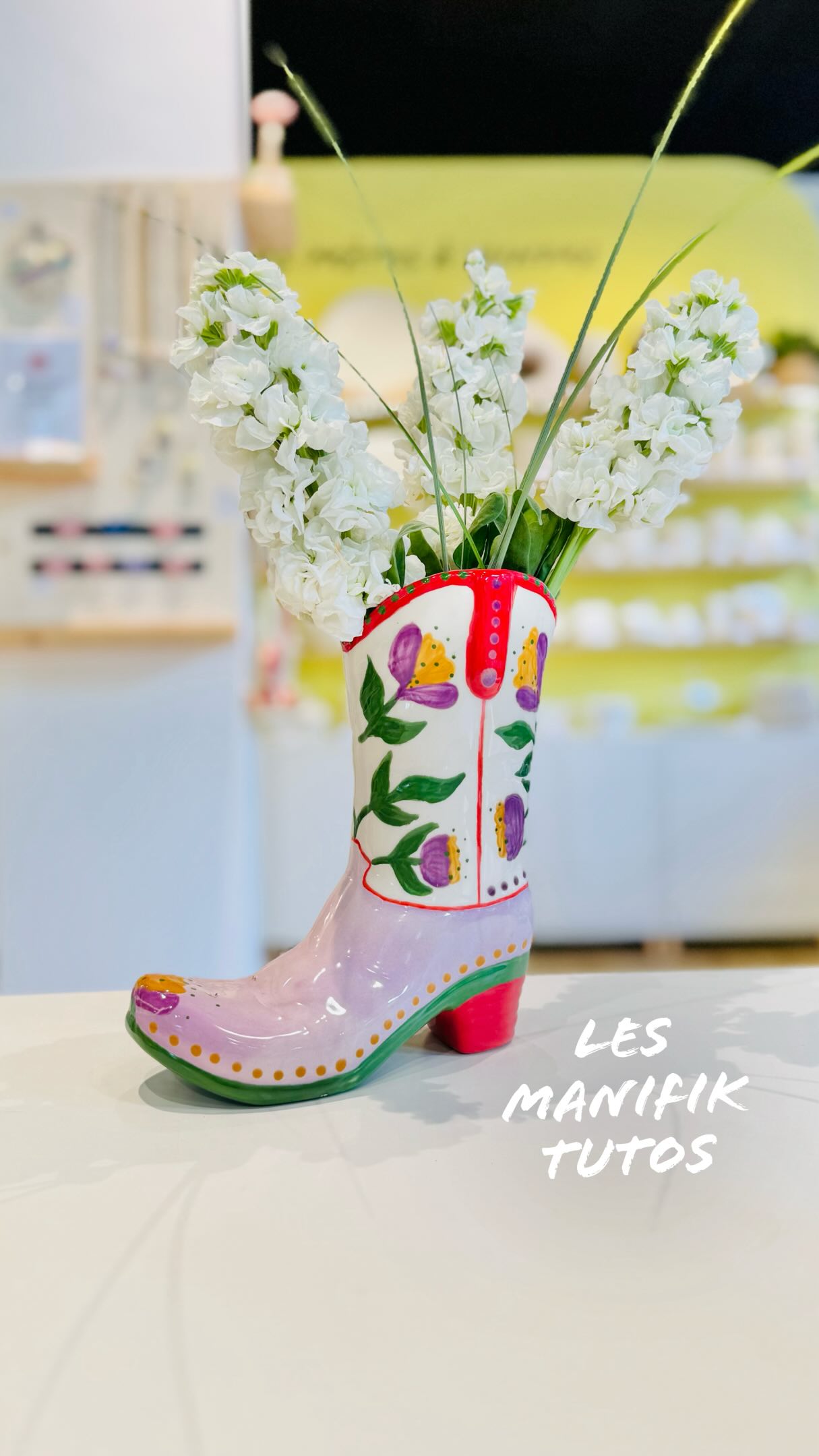 🌵 MANIFIK TUTO – LE VASE BOTTE COWWBOY “MONTANA” 🌸
Dans ce nouvel épisode de notre saga Les Manifik Tutos, la team Manifik vous dévoile comment donner vie à notre vase Montana.
Une pièce forte, inspirée de l’univers western bohème floral, où les codes du Far West rencontrent la douceur des fleurs désertiques.
Des couleurs vibrantes, entre vert cactus, rouge profond et lilas, avec ses motifs floraux roses et verts, pour créer un motif né au cœur du désert.
🌸 Montana est une exclusivité en Alsace à peindre dans nos Manifik céramics café
⚡ Édition limitée
🎨 À venir peindre sans tarder pour créer votre propre version
🤩 Une pièce originale, parfaite pour une décoration unique et en plein dans la tendance des vases originaux.
👉 Réservez votre s séance de peinture sur céramique directement sur manifik.fr et venez personnaliser votre vase Montana.
céramique Alsace, atelier céramique Strasbourg, peinture sur céramique, vase botte cowboy, botte céramique, Manifik Céramic Café, activité créative Strasbourg, atelier DIY Alsace, décoration céramique originale, vase décoratif artisanal, céramique western bohème, vase floral cactus, activité créative adulte Strasbourg, cadeau fait main Alsace, atelier peinture céramique, objet déco tendance, vase original, céramique artisanale française, workshop céramique Strasbourg