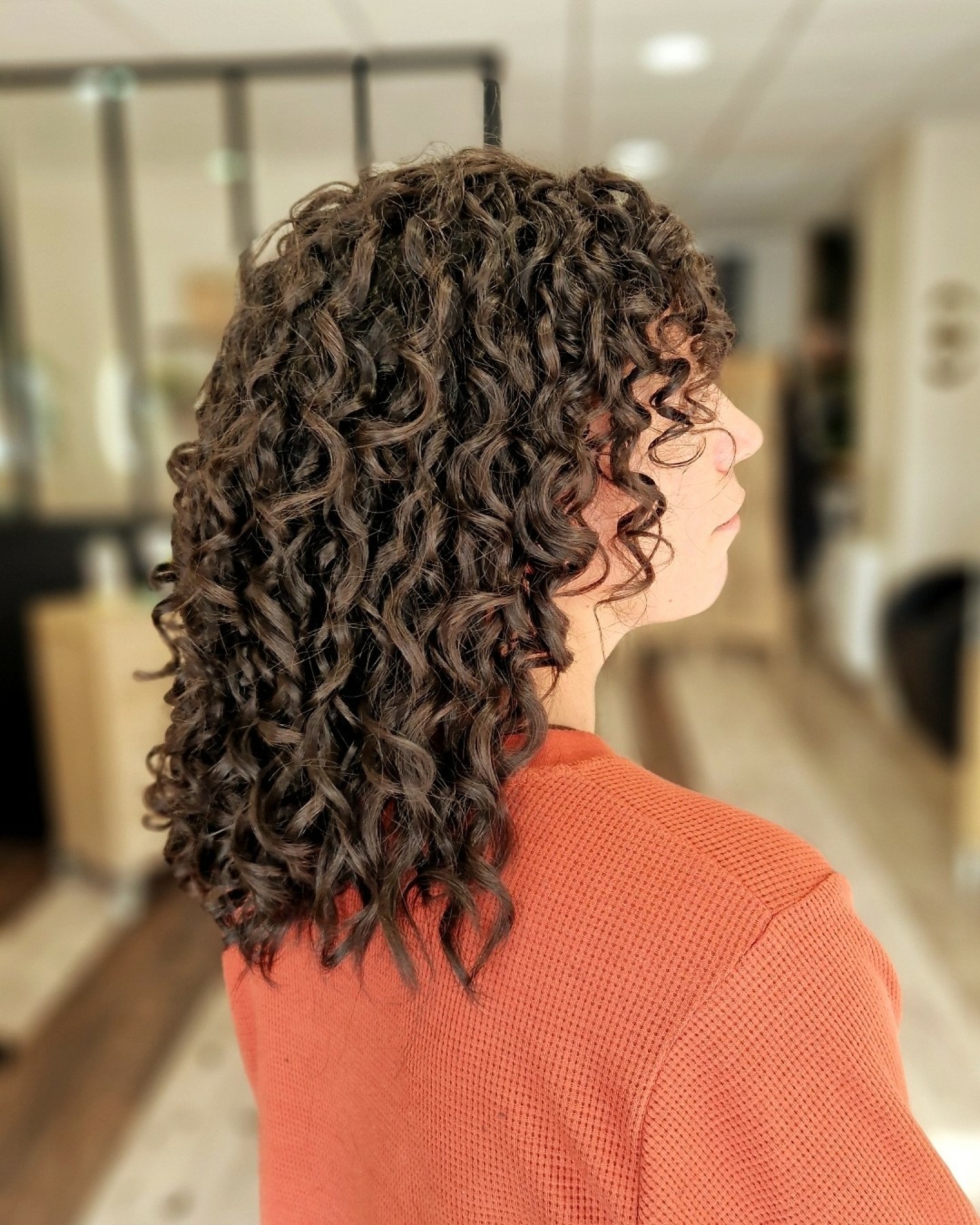 Des bouclettes qui reprennent tout leur éclat ✨
Une coupe adaptée + un coiffage maîtrisé = brillance, définition et légèreté retrouvées 🌿