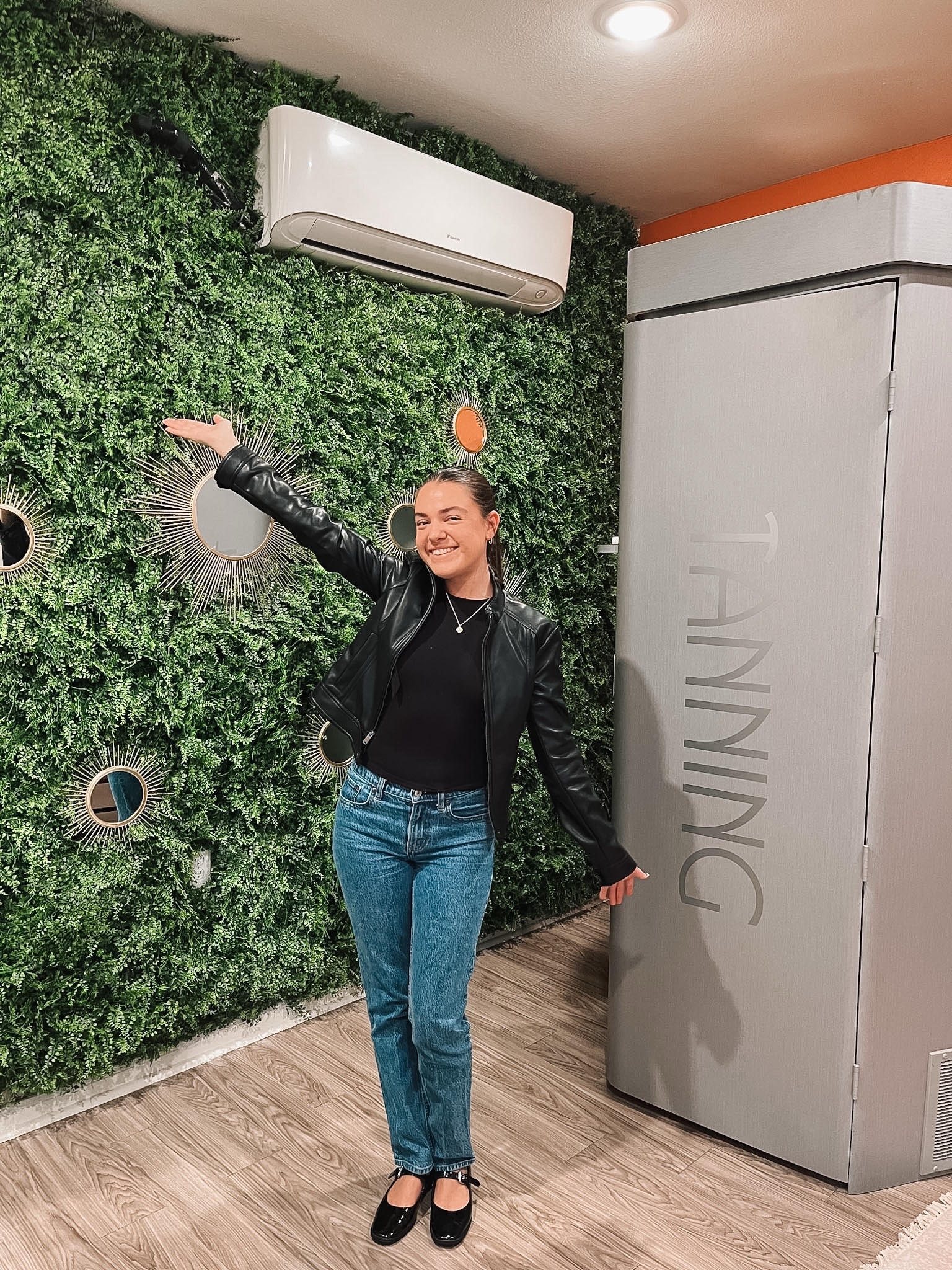 The countdown to summer is ON. 🗓️✨
Why pay salon prices for a base tan when you can get it steps from your front door?
Friendly reminder: our on-site tanning bed is completely FREE for residents!
Beat the summer rush and get your glow on today. 🏝️👇
#collegetowncommunities #livewithin #collegetownsanmarcos #txst