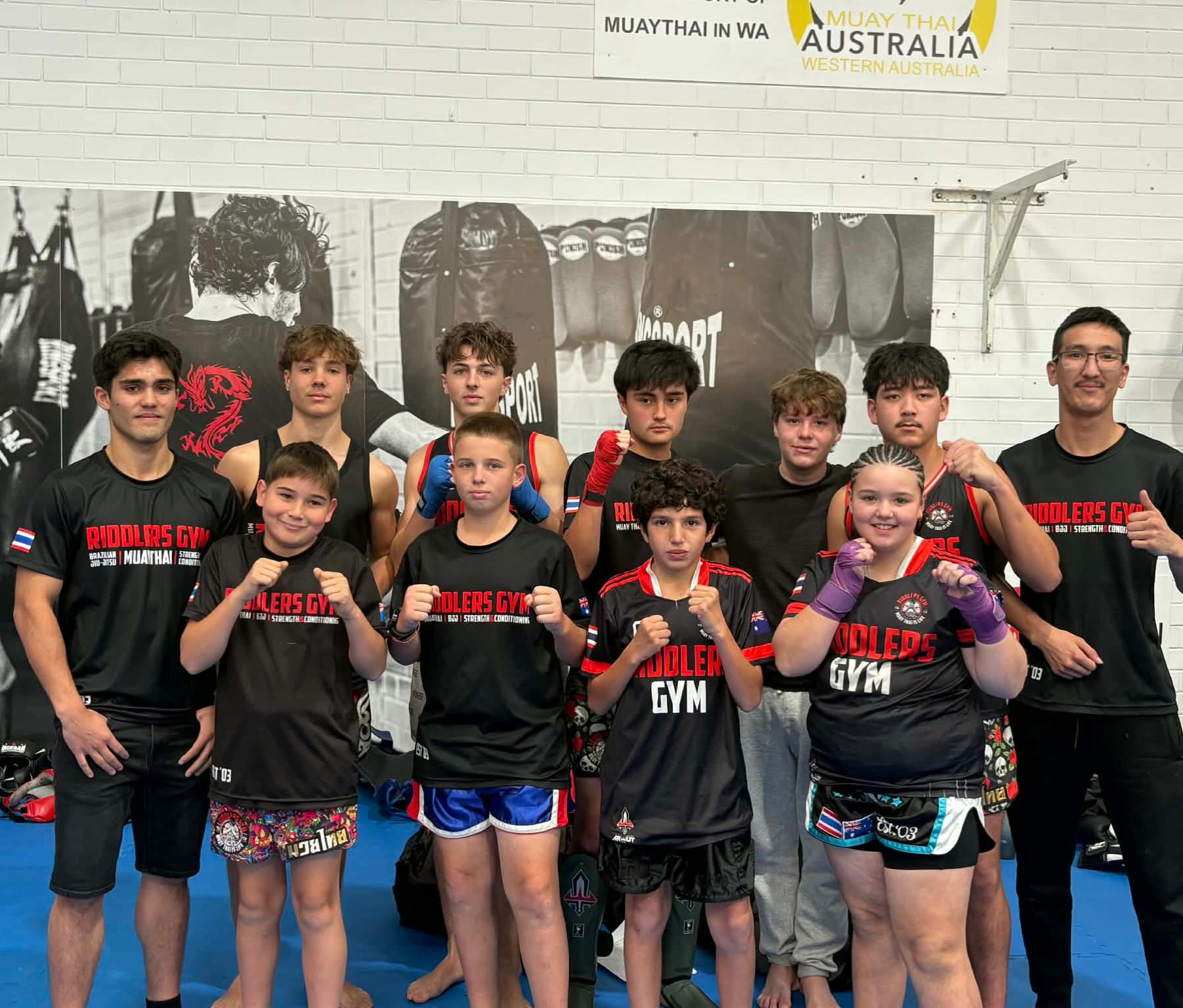 Junior warriors!
Well done to our Junior Team who stepped up and out of their comfort levels today at the @muaythaiaus_westernaustralia Juniors Sparring Day down at @westside_kickboxing
We re proud of them all, several of them for their very first time. It’s a great step as part of their Muaythai journey and development.
Big thanks to MTAWA Team for organising. @tonymuaythaiphotos who does so much for the days.
THANKS to @luke.discerni and @iskanderurb for organising and taking care of the Team. @courtney_lockley for her huge part in preparing them.
🙌🙌🙌
❤️🖤
#muaythai #riddlersgym #juniorsparringday #muaythaiislife