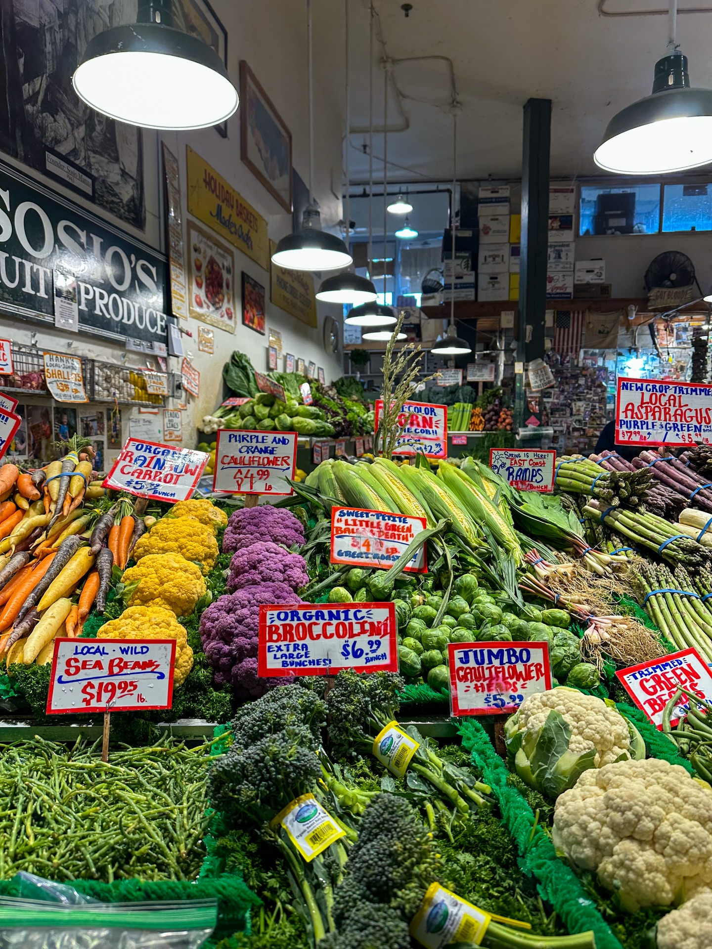 The moment you’ve all been waiting for….
If you’re in Seattle for a quick stop before an Alaskan cruise, you’ll want to hit up @pikeplacepublicmarket for sure!! It’s the perfect spot to grab a bite to eat, browse the tchotchkes and local crafts, and ship some PNW seafood back home.
Stay at @innatthemarket , the only hotel in the Market, for an easy walk through the market area and short car ride to the cruise terminal
.
.
.
#yesseattlewashington #VisitSeattle #YesVisitTheUSA #PikePlaceMarket #innatthemarket