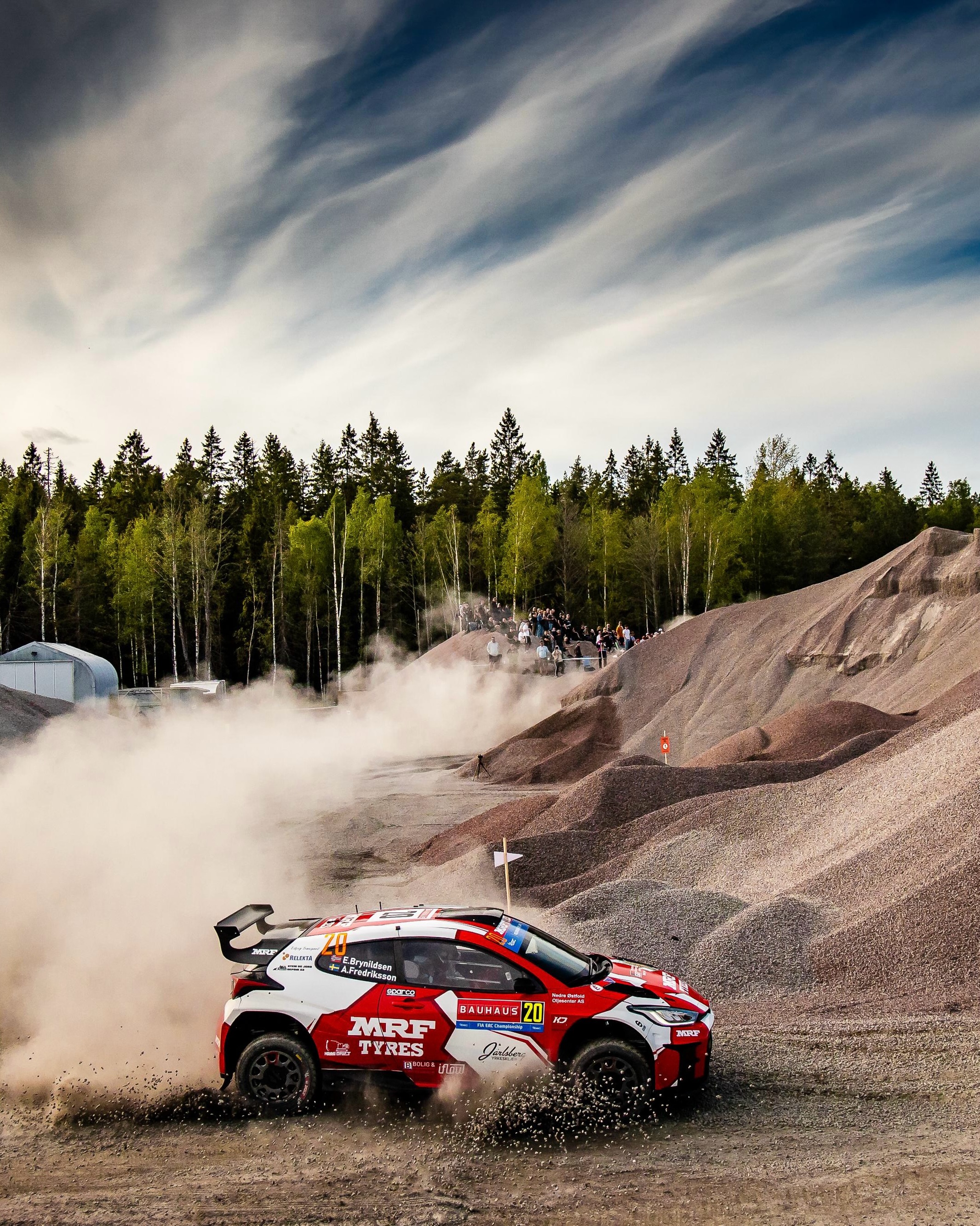 Day ✌🏼 in full swing
7 stages, fast and flowy Scandinavian roads, full commitment needed. 🔥
#SRT #SportsRacingTechnologies #SuspensionLaboratory #ERCRoyalRally #FIAERC
📸 1, 2, 4 @bence_photo | 3 @flatoutmediaagency