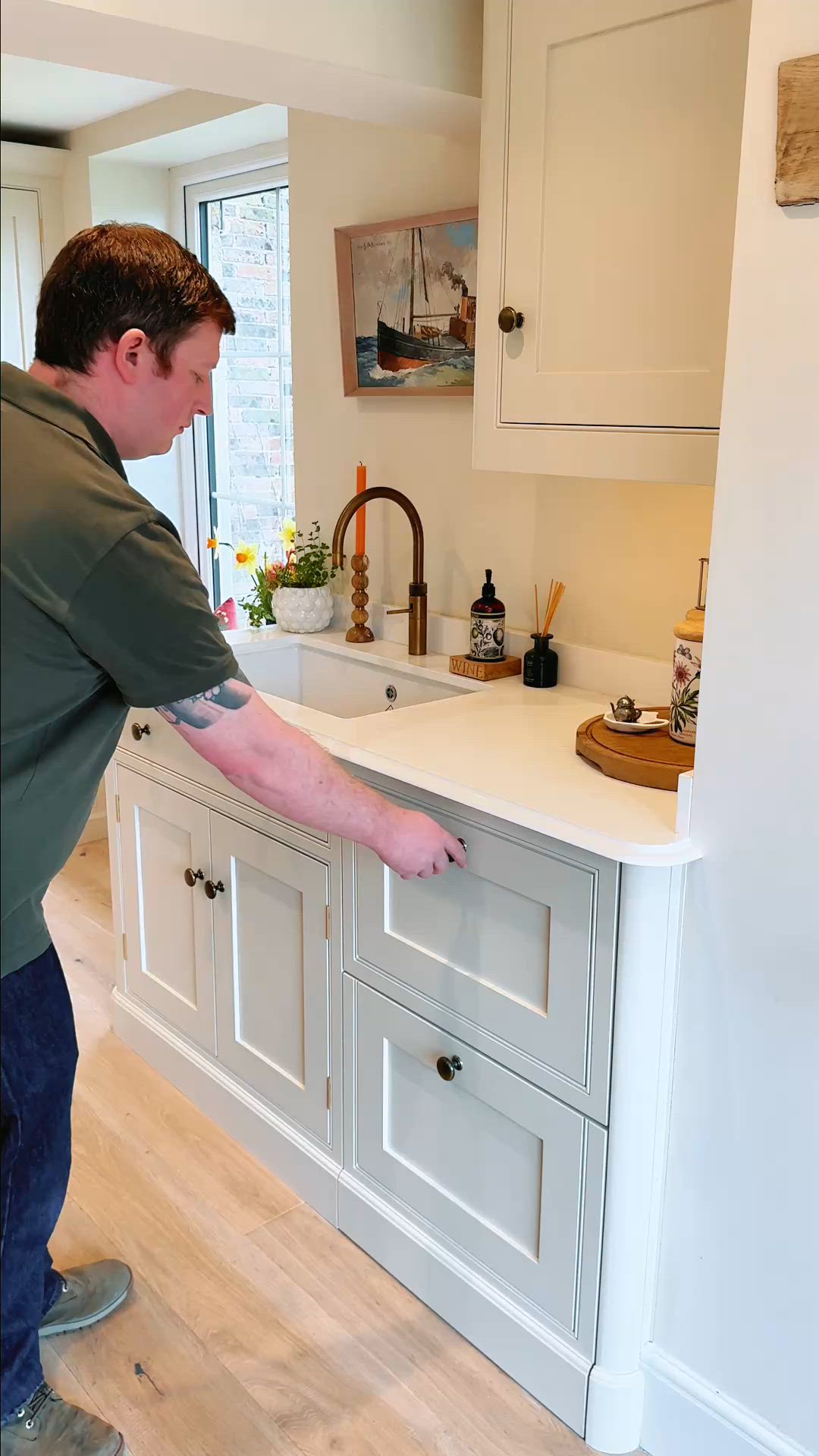 Would you have guessed this was a dishwasher? Dishwashers now come in so many different forms, from the classic pull down door to drawer style designs like this one. It means the appliance can be planned around your space, your layout, and the way you actually use the kitchen #BespokeDesign #KitchenInspo #InteriorDesign #ModernLiving