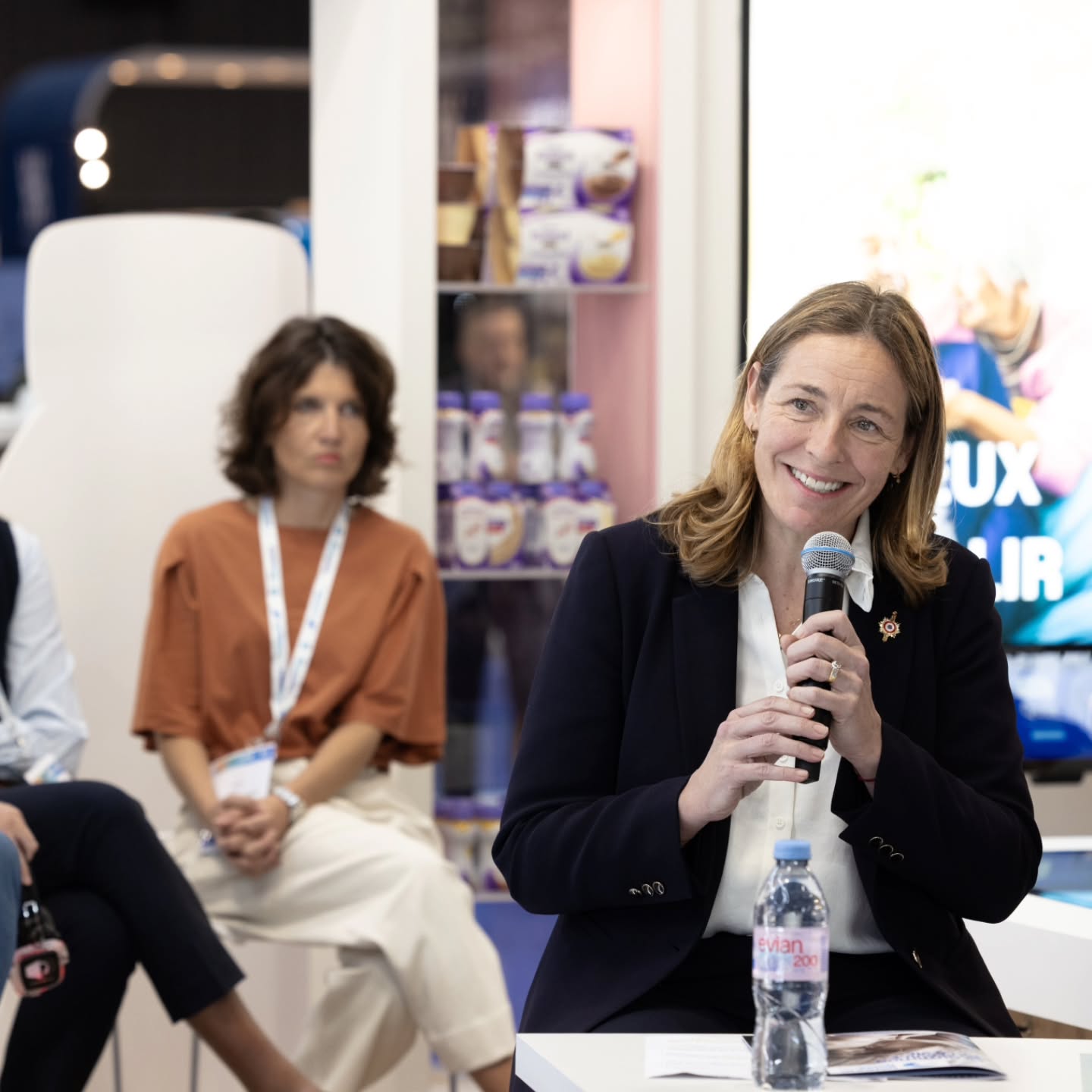 🧒 SantExpo - Table ronde Périnatalité et 1000 premiers jours
À l'invitation de @lifeatdanone, j’ai eu le plaisir d'intervenir lors d’une table ronde consacrée à la périnatalité et aux 1000 premiers jours, autour d’un enjeu essentiel : mieux accompagner les parents dès les premiers instants de la vie de leur enfant.
👉 Aux côtés du Professeur Umberto Simeoni, Directeur de la division de pédiatrie de Lausanne, de Benjamin Cavalli, Directeur de l'association Programme Malin et de Julie de Prittwitz, Vice-présidente nutrition spécialisée de Danone France, nous avons échangé sur les liens entre nutrition, prévention précoce, santé périnatale et accompagnement à la #parentalité.
En tant qu’infirmière puéricultrice et ancienne directrice de PMI, je suis convaincue que les 1000 premiers jours constituent une période décisive pour le développement de l’enfant et la construction du capital santé.
La PMI doit pleinement retrouver sa place de pilier de proximité de la prévention et du soutien à la parentalité, en articulation avec les dispositifs des 1000 premiers jours.
👏 Merci aux organisateurs et aux intervenants pour ces échanges riches et concrets autour de cet sujet majeur de santé publique.
@lifeatdanone
@santexpo_
@programmemalin
#Enfance #1000premiersjours #PMI #Santépublique