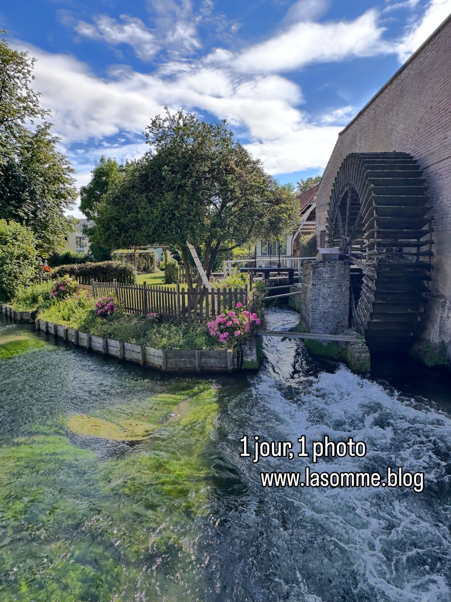 www.lasomme.blog - Balade au fil de l’Airaines, née des sources bleues de Métigny,. Devenue l’Eauette à Longpré-les-Corps-Saints, elle écoule son onde joyeuse jusqu’à la Somme. Au moulin de Longpré, elle montre ses deux visages : l’un allègre et riant, l’autre sauvage et fougueux.