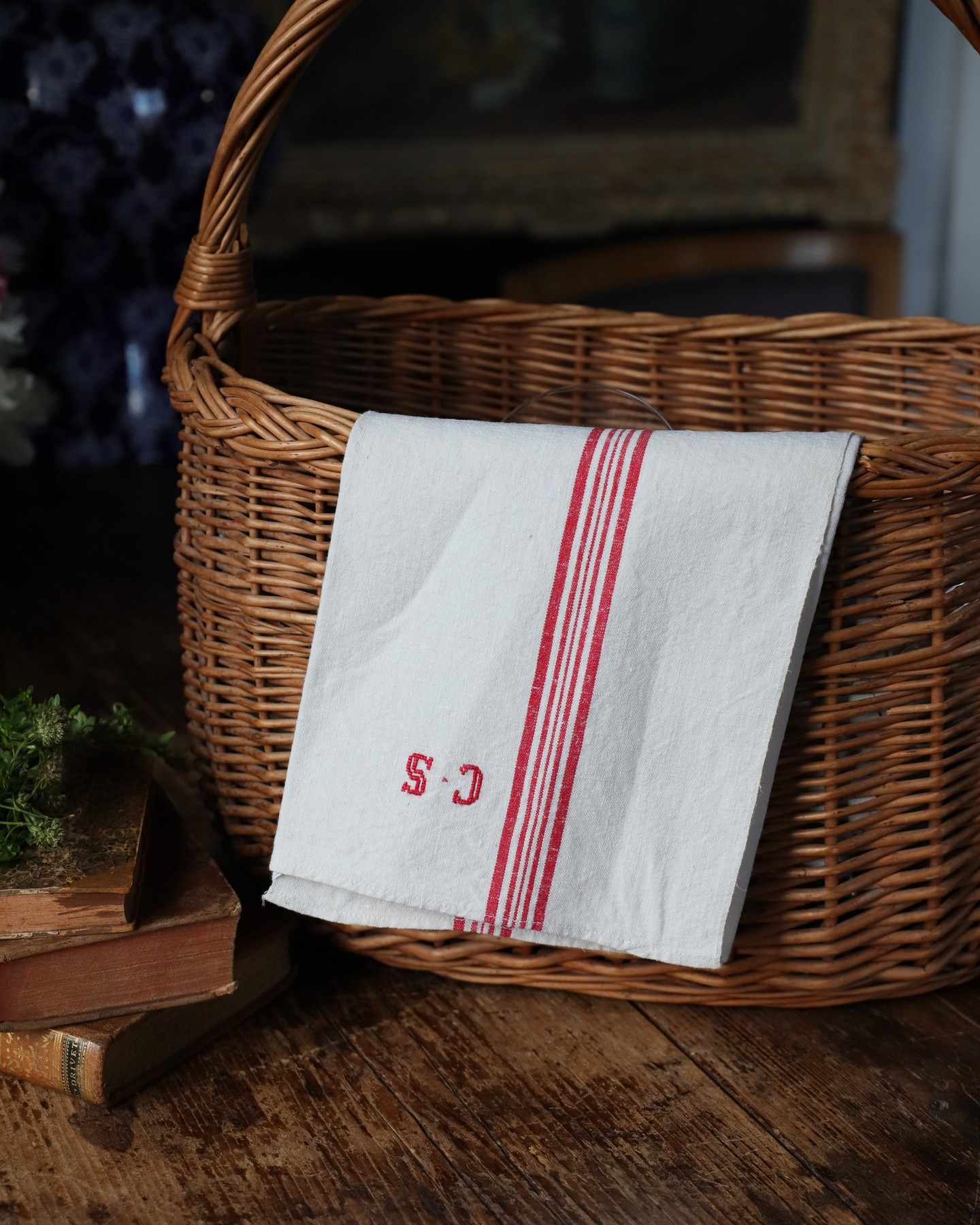 We will never know who was this C.S. whose initials are embroidered on perfectly kept vintage kitchen towels but I can tell you they were probably never used and it’s some quality that I’d like to be able to still find in shops today.
Have the same feeling that most products today are really poor quality compared to the vintage ones ??
6 kitchen towels available on the eShop today.
🔗link in bio
♻️ Choose vintage tableware and be kind to the planet.
📱Follow my Instagram to make sure you’ll never miss a novelty.
#kitchenbrocante #instabrocante #brocanteenligne