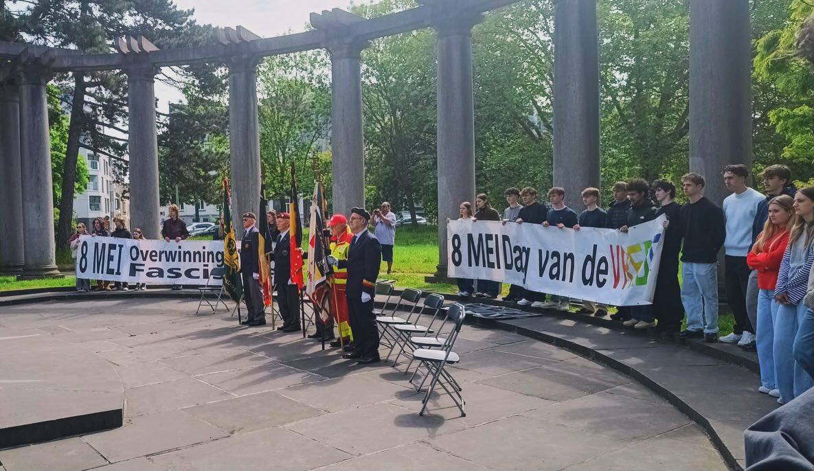 81 JAAR V-E DAY: KOM UIT UW KOT!
De herdenkingsplechtigheid van 8 mei in Gent was zoals elk jaar erg beklijvend. Vrede en verdraagzaamheid, daar moeten we samen aan werken, elke dag weer. Dat was de overkoepelende boodschap van alle sprekers.
Kom uit uw kot! Dat was het devies van acteur Daan Hugaert. Ontmoet elkaar, geef eens een compliment, luister naar elkaars verhaal ... Die warme menselijkheid zorgt voor verbinding. En verbondenheid bewaakt de vrede. Gents burgervader Mathias De Clercq hekelde dan weer de aanzwellende oorlogsretoriek in Europa.
En de zesdes van het Einstein Atheneum? Die ondersteunden de bloemenhulde van de 8 Mei Herdenkingsplechtigheid op serene wijze. Onze Einsteiners traden ook artistiek op de voorgrond. Met rake poëzie en pakkende muziek troffen ze het publiek recht in het hart. Trots op onze leerlingen!
Dank aan het Acht Mei Komitee voor de mooie samenwerking. Deze ervaring dragen de leerlingen voor altijd mee. Deelnemen aan deze plechtigheid is bovendien een erg waardevolle afsluiter van het vredesproject rond WOI en WOII waaraan de leerlingen van de derde graad twee jaar werken. Ze zwaaien straks bij ons op school af als ambassadeurs van vrede en verdraagzaamheid. Dit is hoe ervaringsgericht onderwijs eruitziet op het Einstein Atheneum.