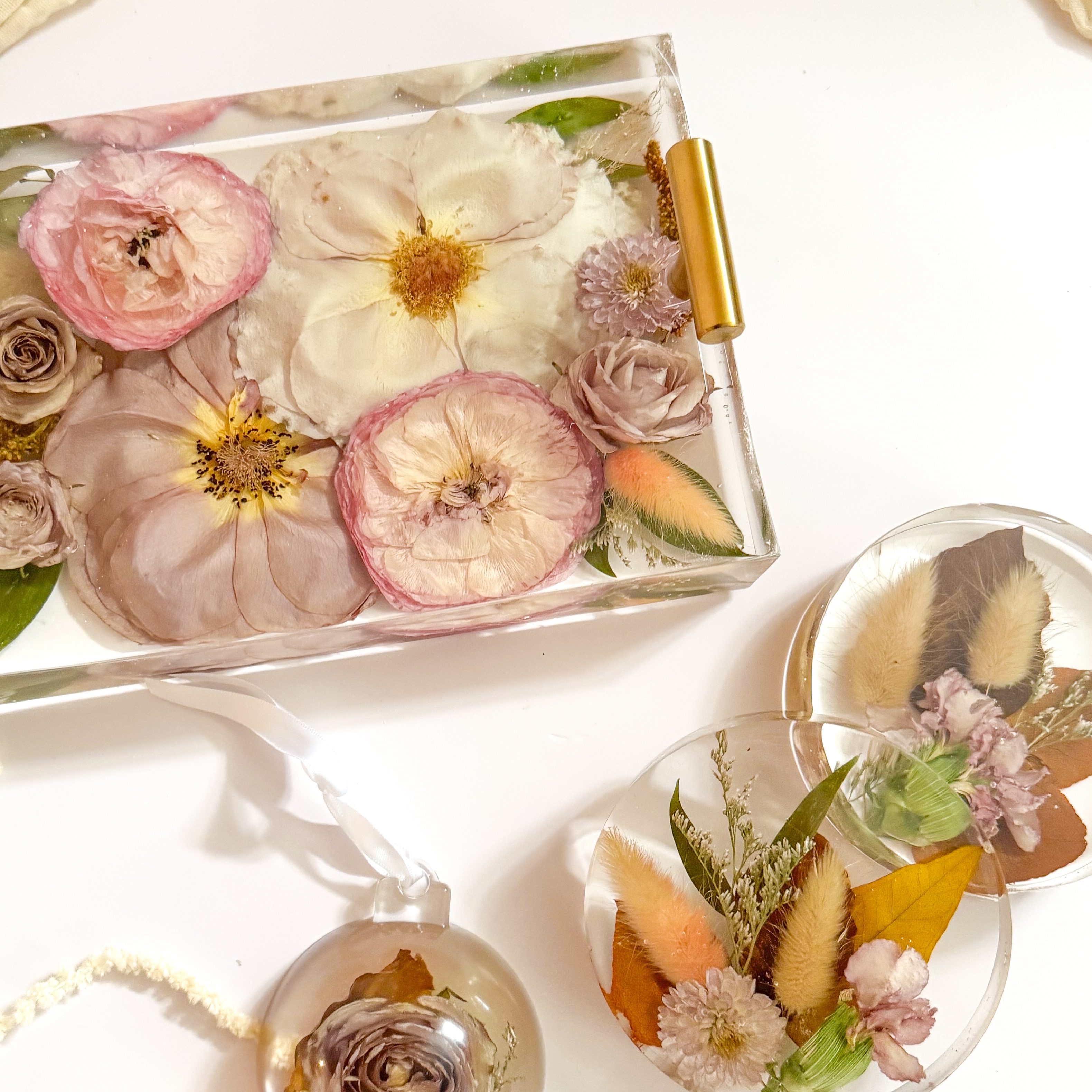 ✨ The Mini Tray ✨ ➡️
A fan favorite, and it’s easy to see why😍
Style it on your vanity, by your sink, or anywhere in your home for a functional yet meaningful keepsake!
Become a member on foreverdesignsbyvanessa.com to unlock exclusive bundle deals for this beautiful piece 🌸
#flowerpreservation #weddingvendor #resinflowers #bridalbouquet #floralpreservation