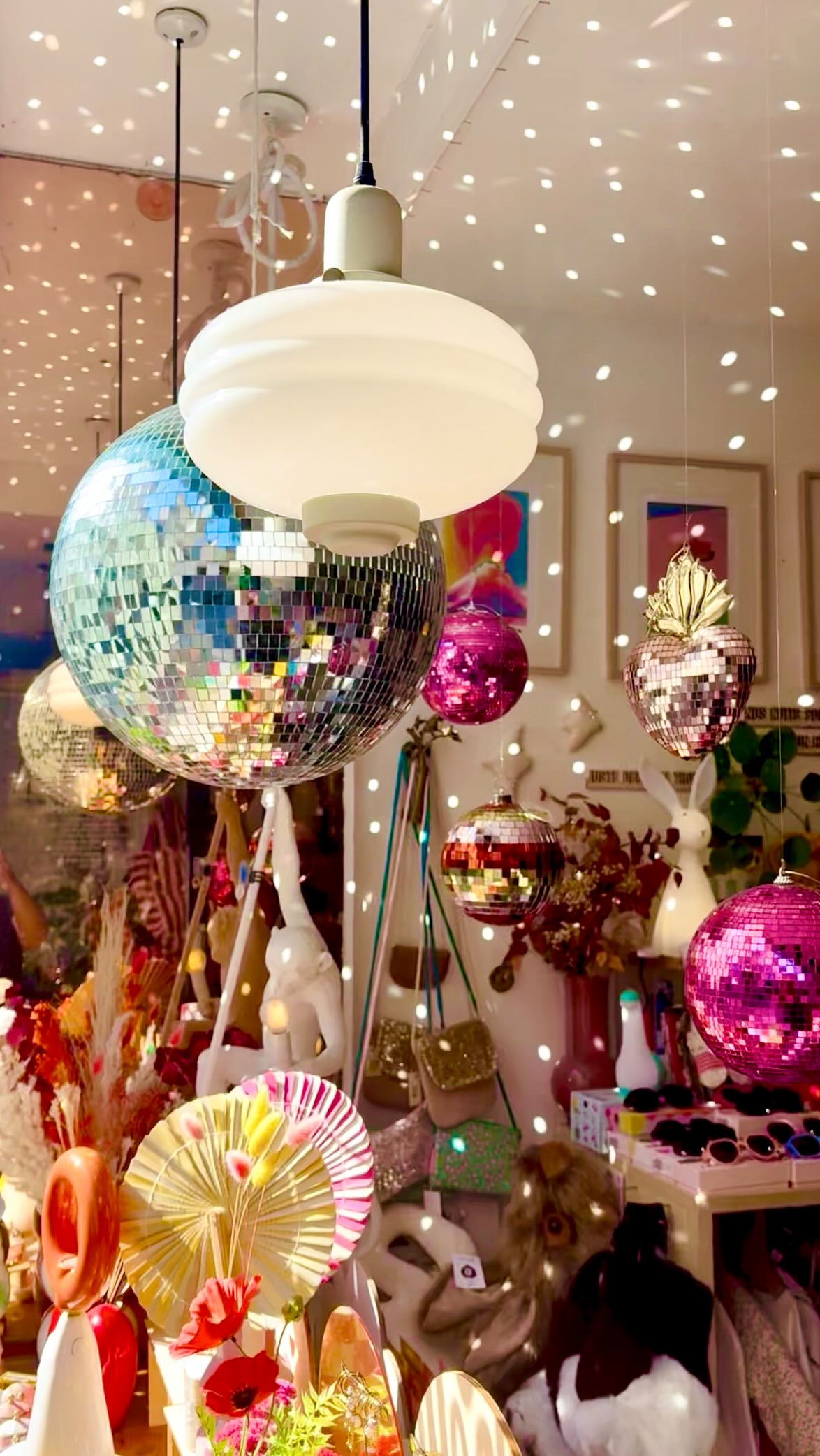 ⚠Couleurs, love, nouveautés et objets qui font sourire
âš
Le Puits dâAmour sent bon les beaux jours, les cadeaux spontanĂ©s et les petites trouvailles quâon nâavait pas prĂ©vues. đđȘ©
Passez nous voir pour flĂąner, dĂ©couvrir les nouveautĂ©s et prendre votre dose de bonne humeur đđ
đ Le Puits dâAmour â Bordeaux
113 rue FondaudĂšge
đ lundi â samedi â 11h Ă 19h