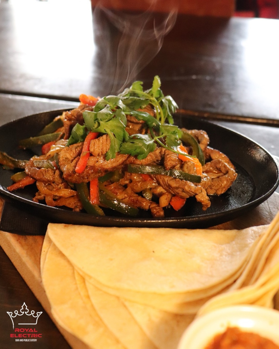 Rainy days call for sizzling plates and warm vibes 🌧️🔥
Cozy up with our 🥩 Sizzling Beef Fajitas — chimichurri beef sirloin, monterey jack cheese, onion, poblano pepper, pico de gallo, crema, salsa & warm flour tortillas for $26.
The perfect excuse to get out of the rain and into something delicious ☔️🤤 #royalelectric #downtownguelph #guelpheats
