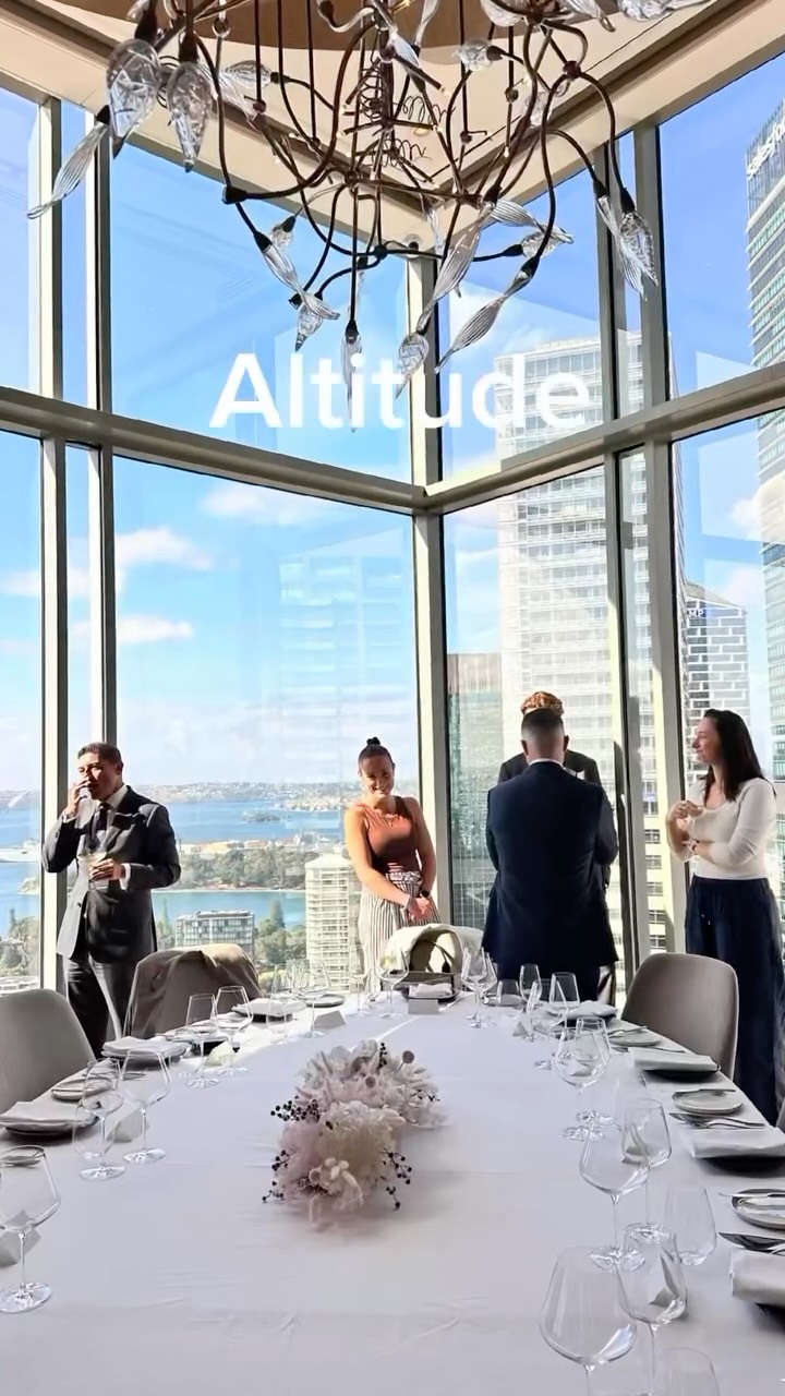 Stunning lunch up amongst the sky with breathtaking views of Sydney at Altitude’s private dining room @shangrilasydney . Located on level 36, this private dining space has the best panoramic view of Sydney harbour and skyline. It literally took my breath away!
Hosted by the team at Shangri la hotel, we were treated to the most amazing lunch, with locally sourced produce and beautifully crafted dishes with an amazing lineup from the wine list and sommelier. Thank you Ching Mei @cmmplus and Alex for including me!
#lunch #sydneyrestaurants #stunningviews #privatedining #invite