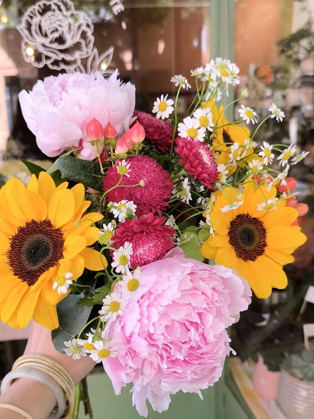 Horaires Fète des Mamans ;
Samedi 10h-19h30 en continu
Dimanche 9h-14h
Possibilité de commander nos jolis bouquets jusqu'à vendredi soir. Cela vous permet d'avoir plus de choix, un bouquet sur mesure (aucun minimum de prix chez nous), pas d'attente au moment du retrait, nous aider dans la fluidité de l'accueil des clients et prévoir nos stocks.
Commande par mail (lejardindelucette@gmail.com) , téléphone 05 61 99 67 62, ou directement à la boutique
》Le Jardin de Lucette, Artisanes Fleuristes, 34 rue de la Concorde, 31000 Toulouse, du mardi au dimanche.